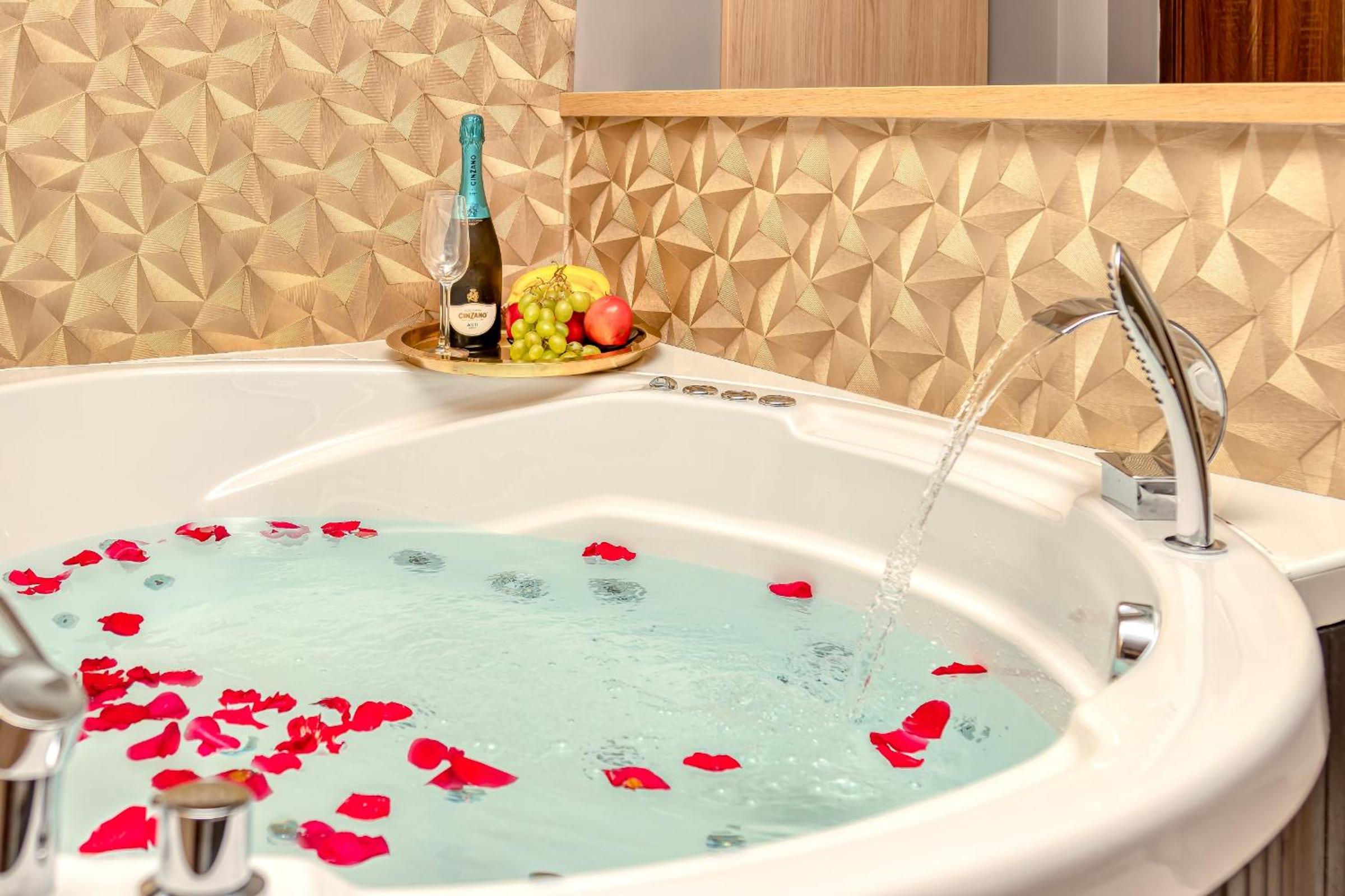 Deluxe Suite with Spa Bath - Photo 12