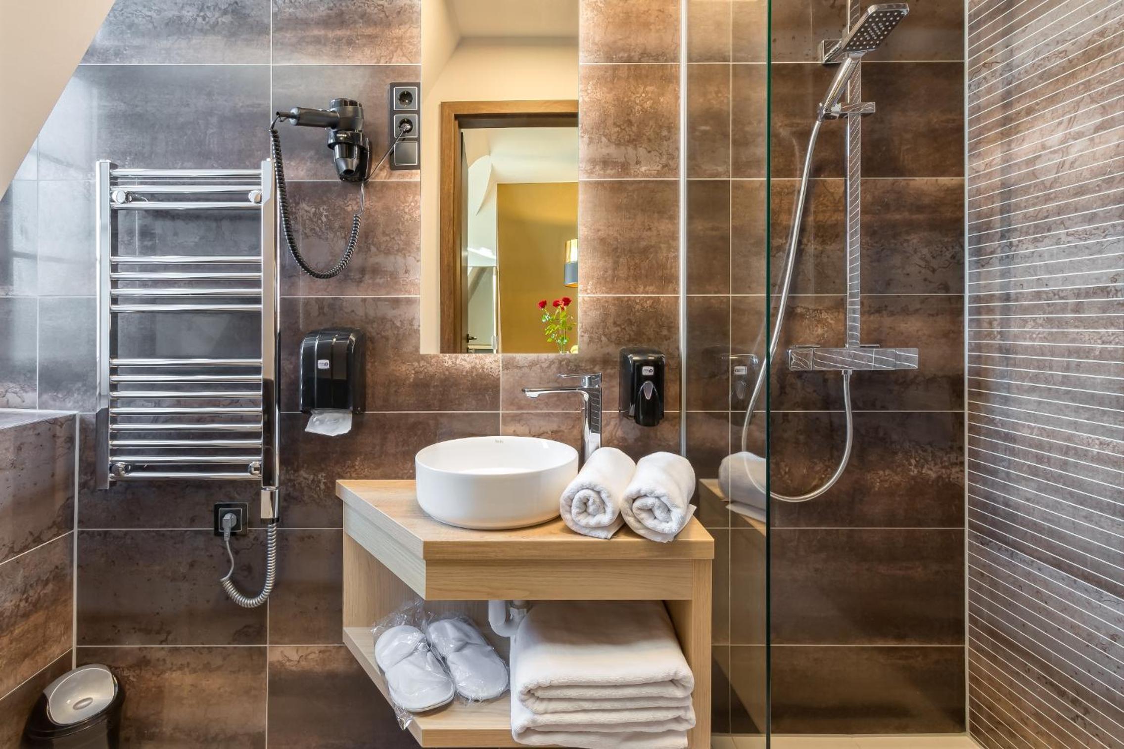 Deluxe Suite with Spa Bath - Photo 6