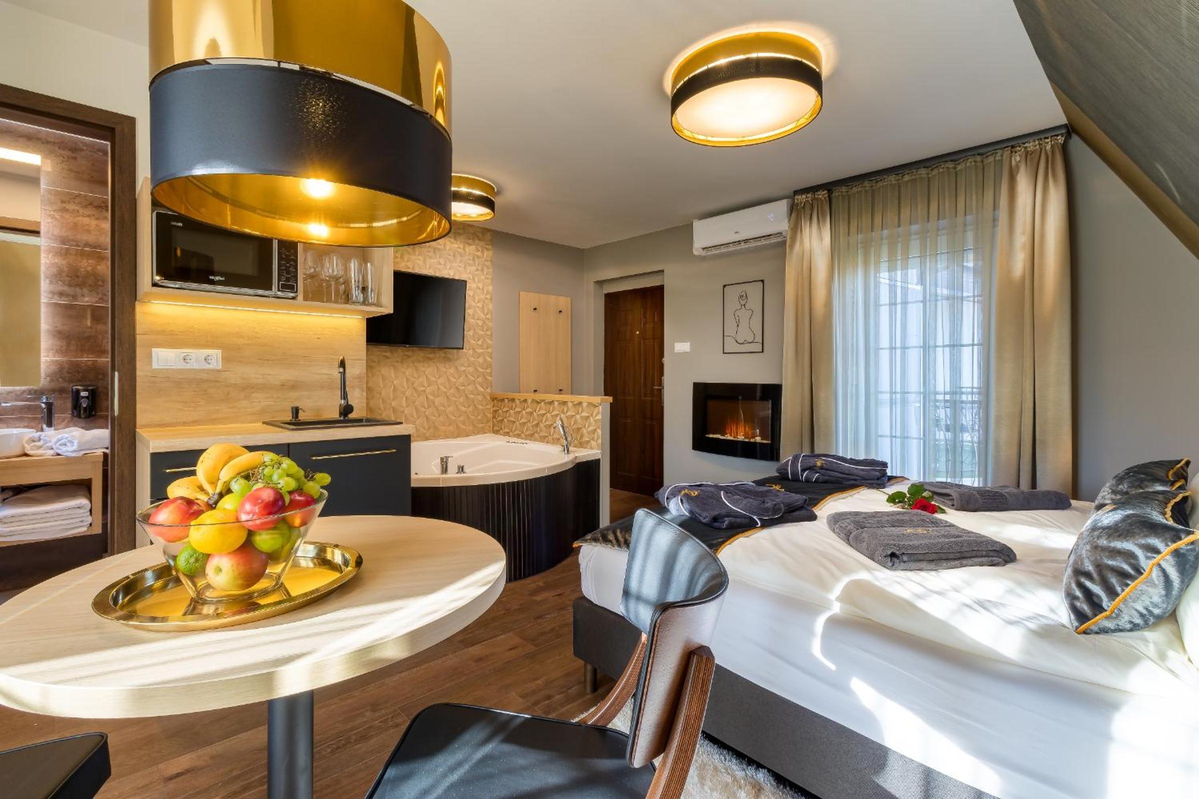 Deluxe Suite with Spa Bath - Photo 4