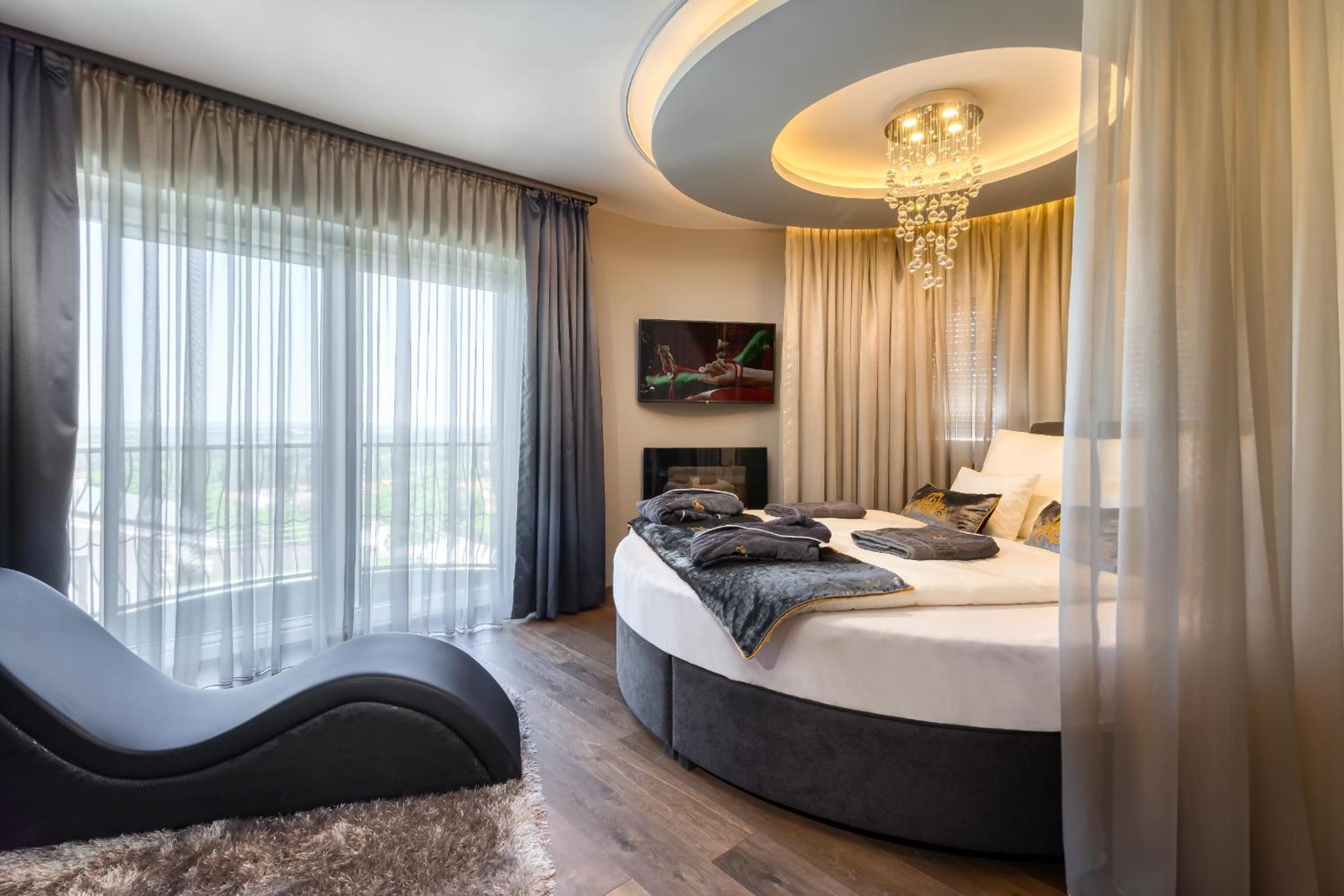 Suite with Hot Tub - Photo 8