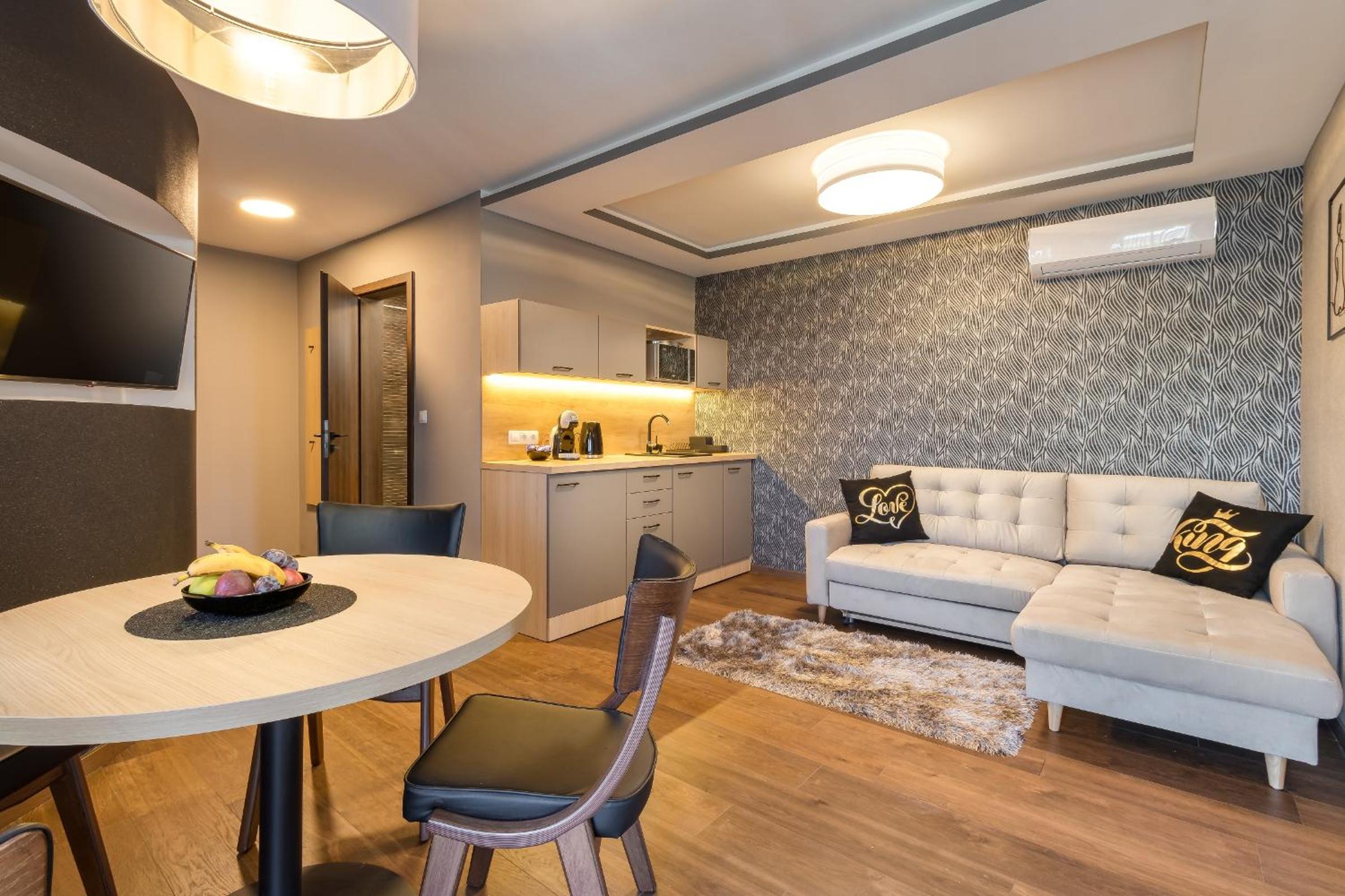 Suite with Hot Tub - Photo 7