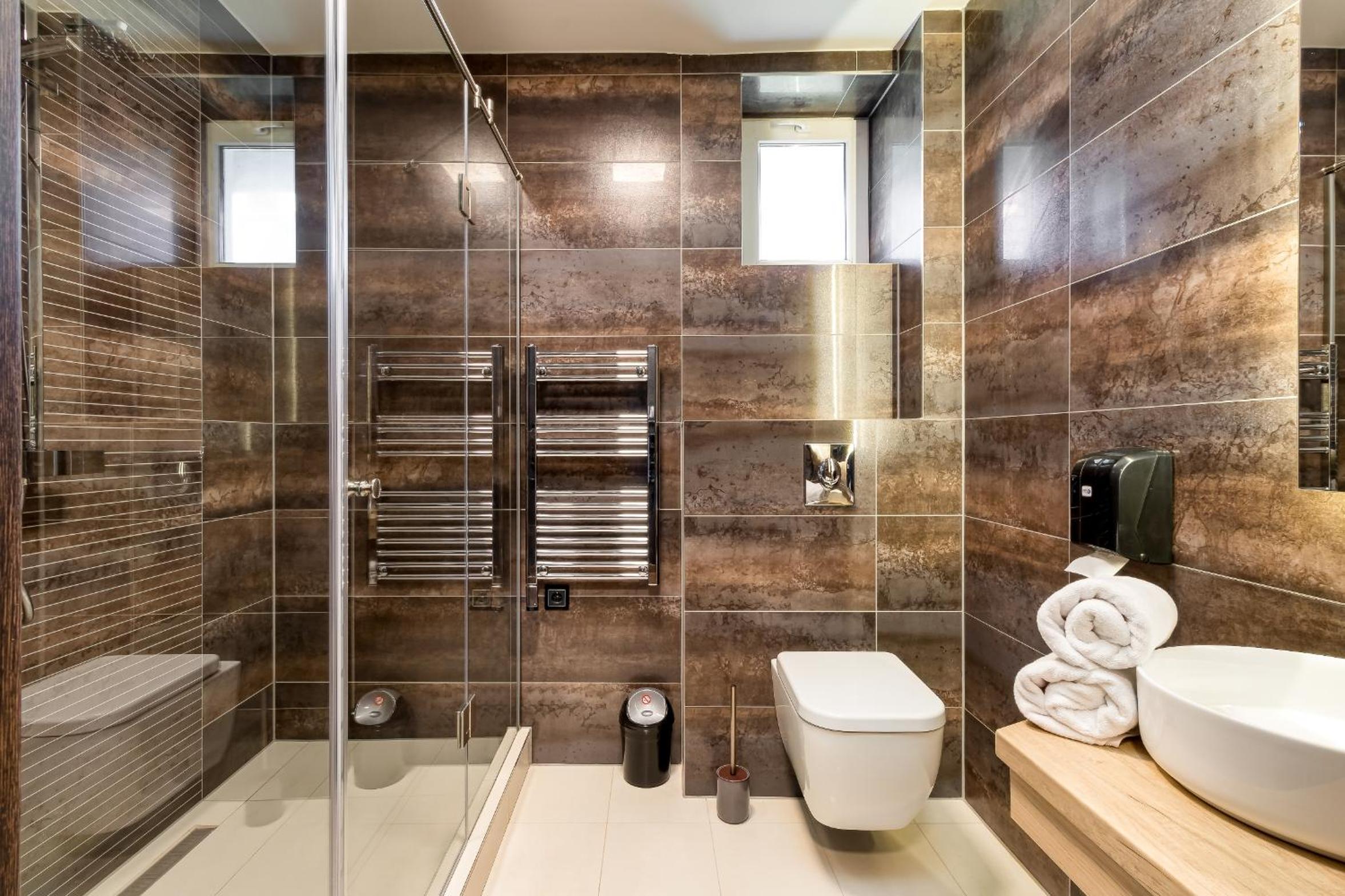 Suite with Hot Tub - Photo 3