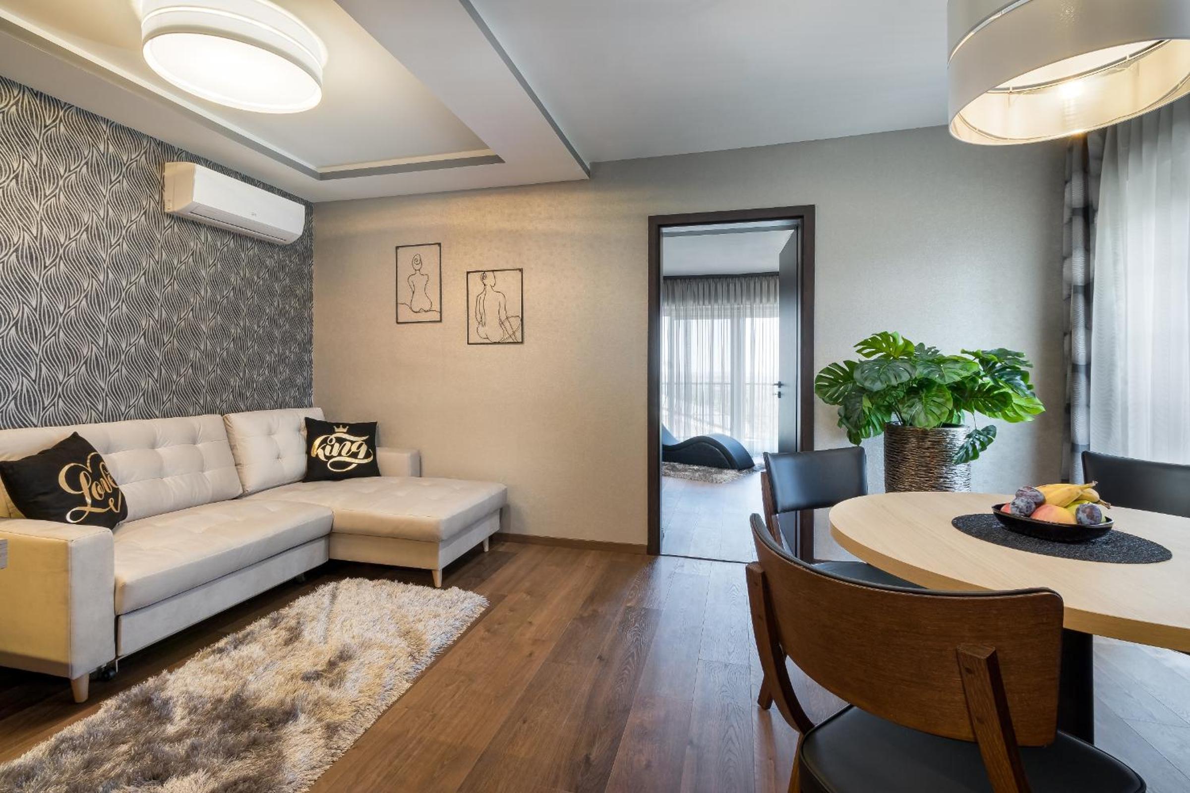 Suite with Hot Tub - Photo 2