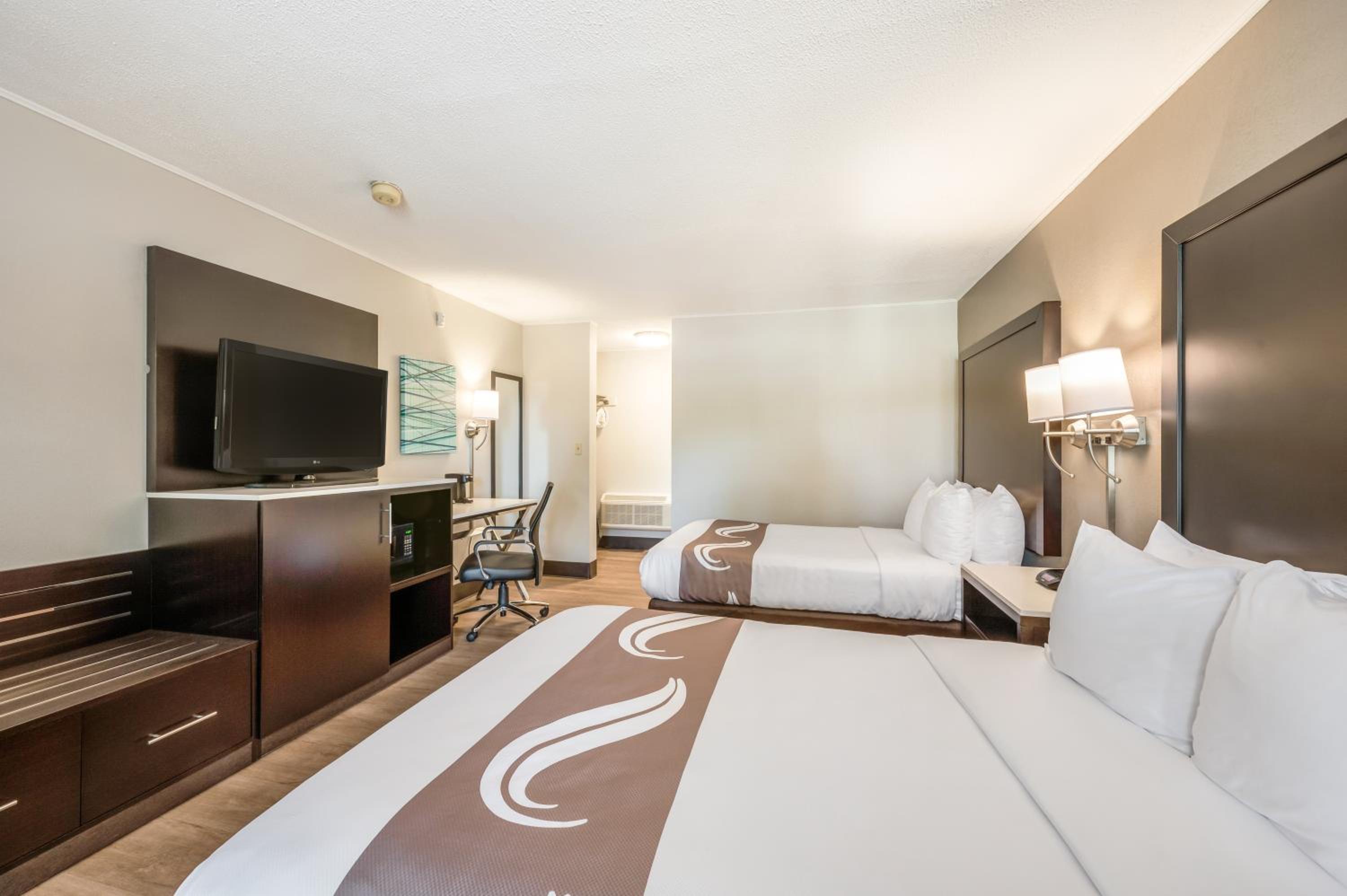 Standard Double Room with Two Double Beds - Non-Smoking - Photo 7