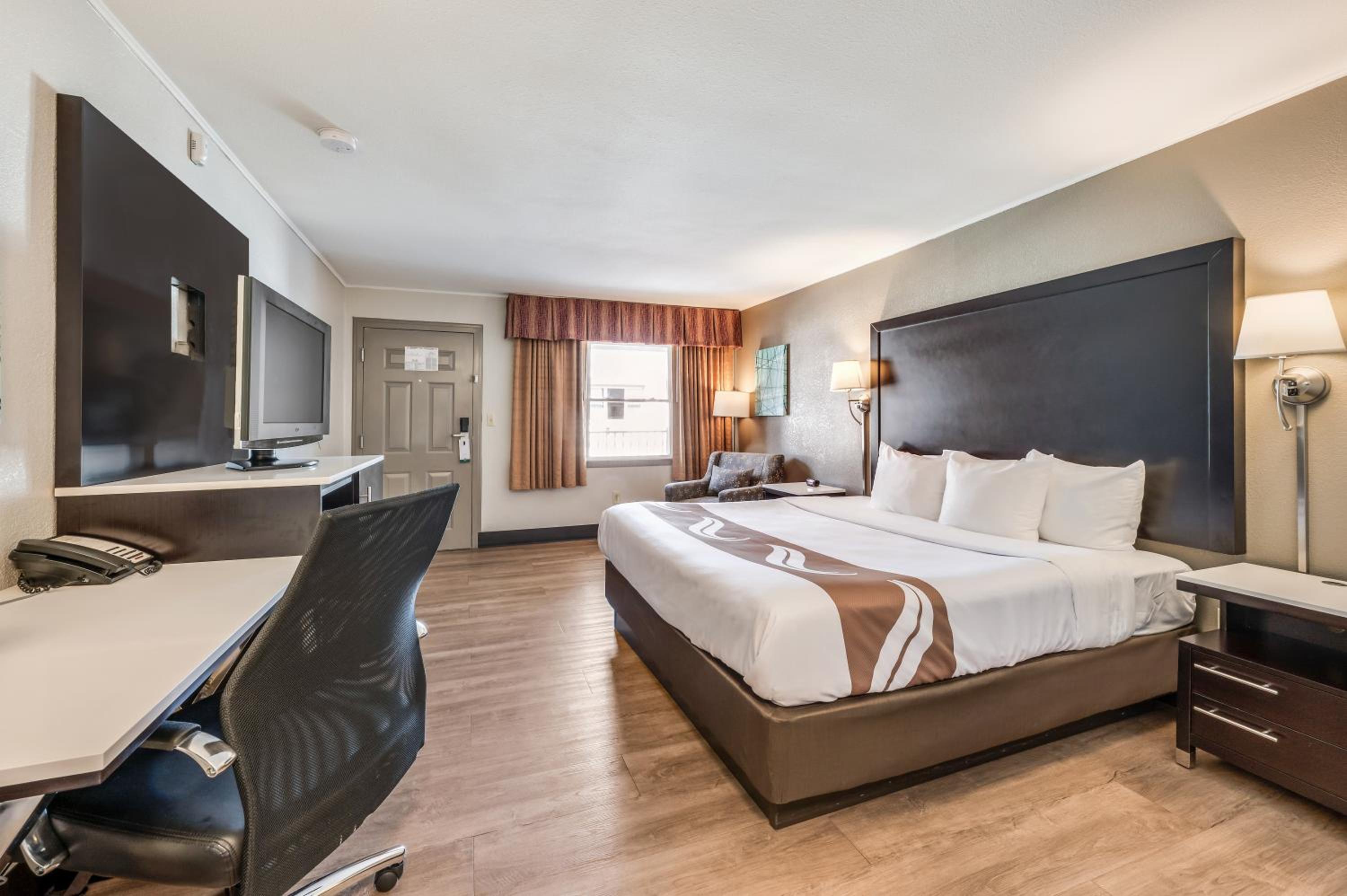 Standard King Room - Non-Smoking  - Photo 2