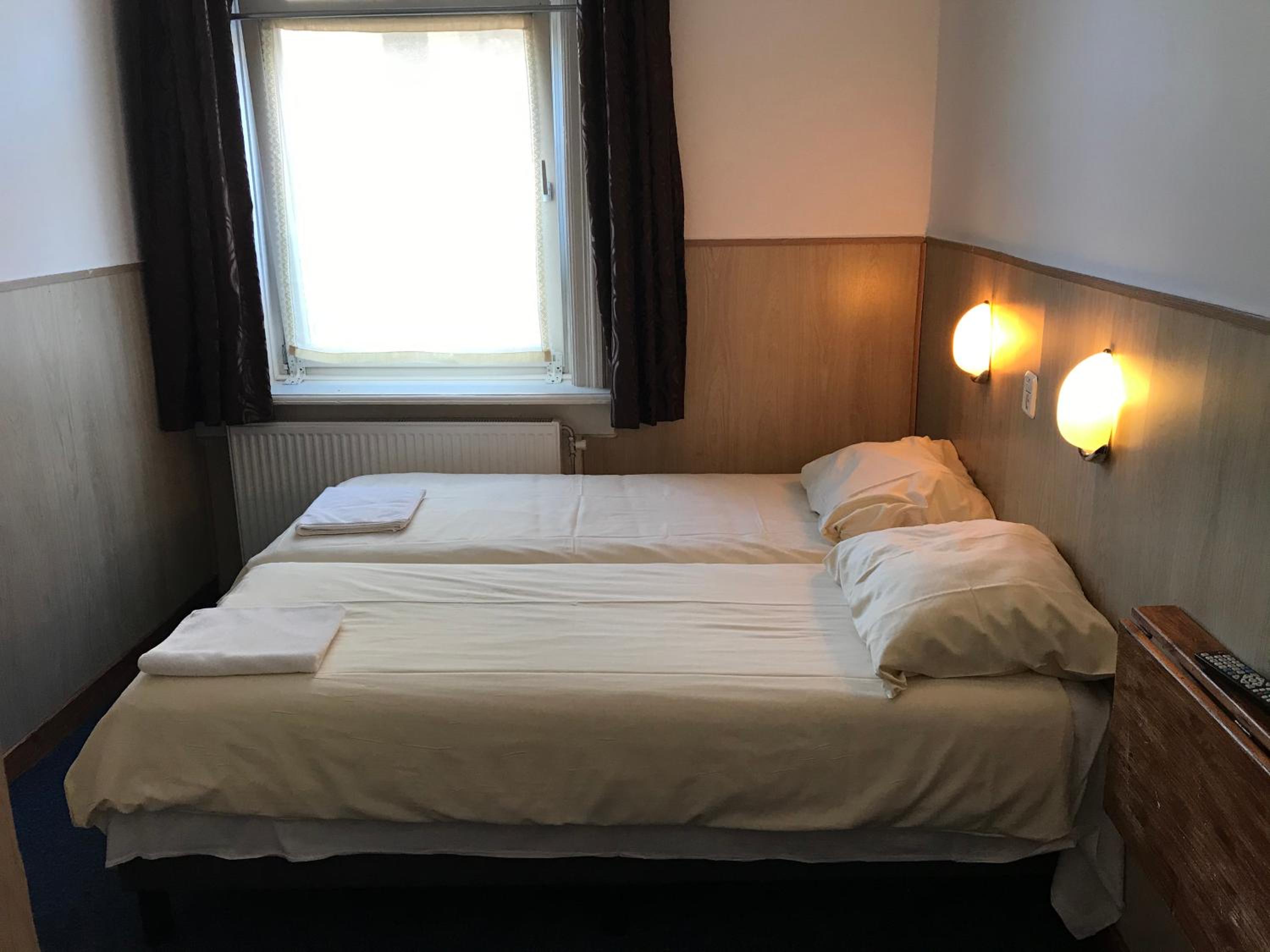 Twin Room with Private Bathroom photo 3