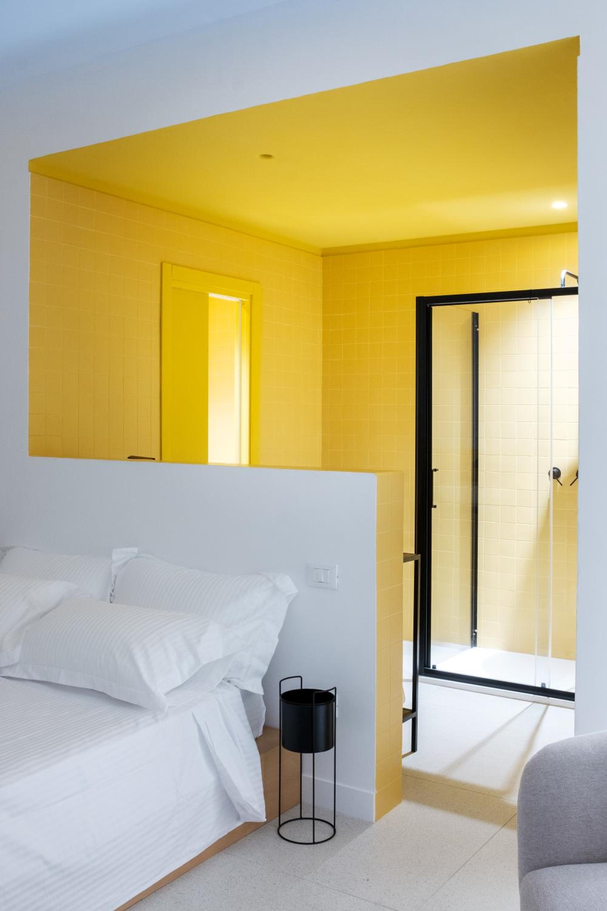 Deluxe Double Room with Balcony and Sea View - Photo 10