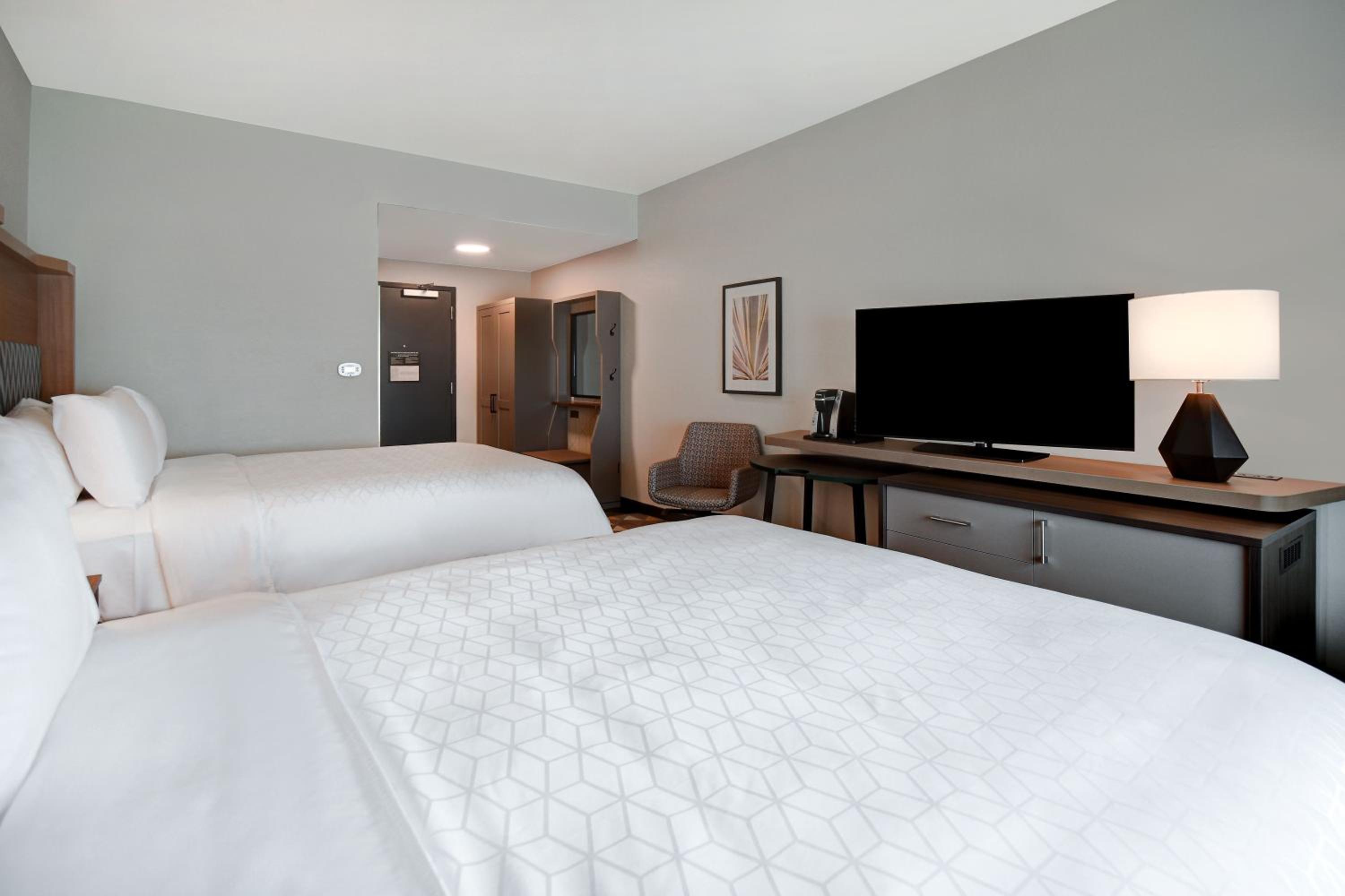 Premium Queen Room with Two Queen Beds - Photo 15