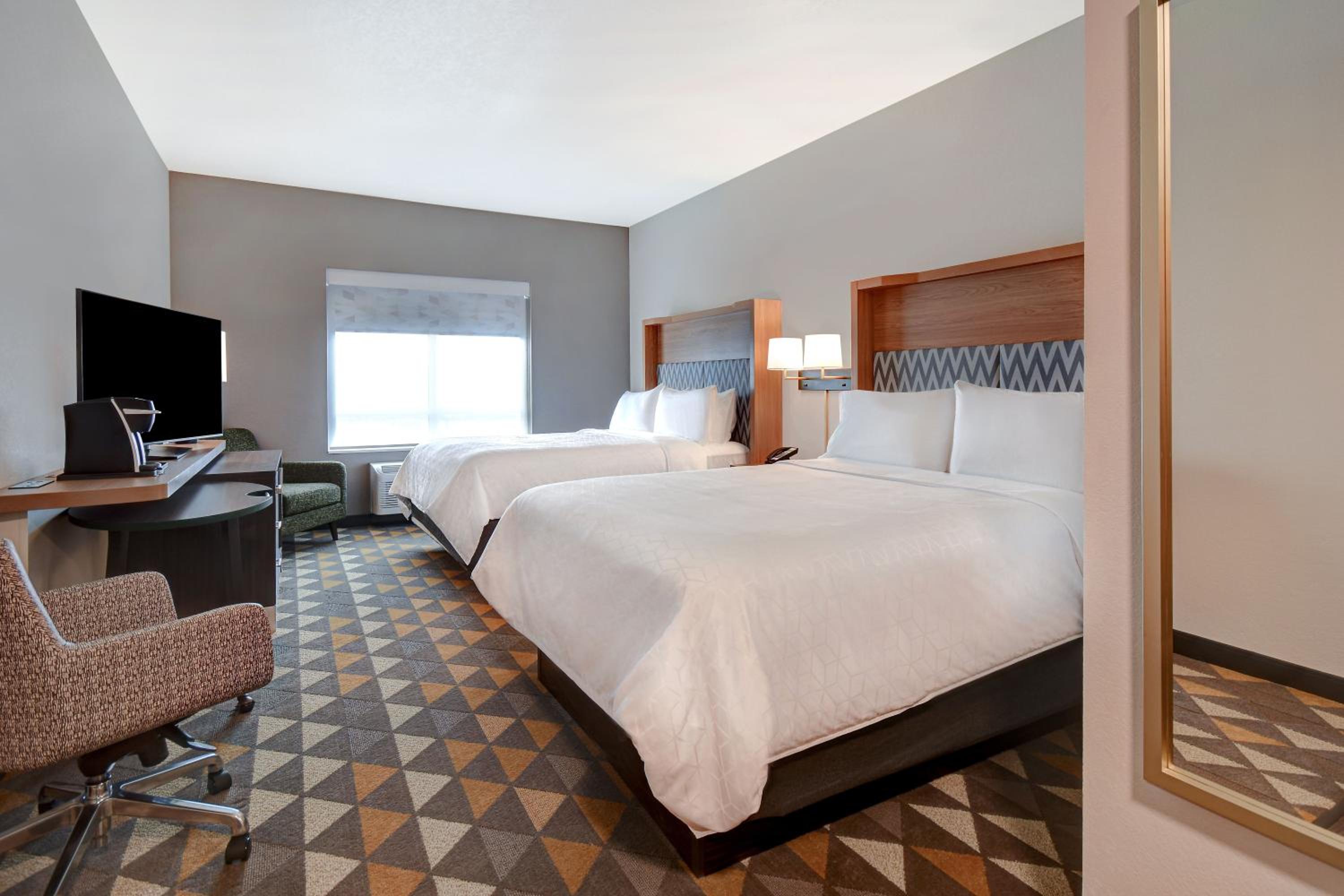 Premium Queen Room with Two Queen Beds - Photo 18
