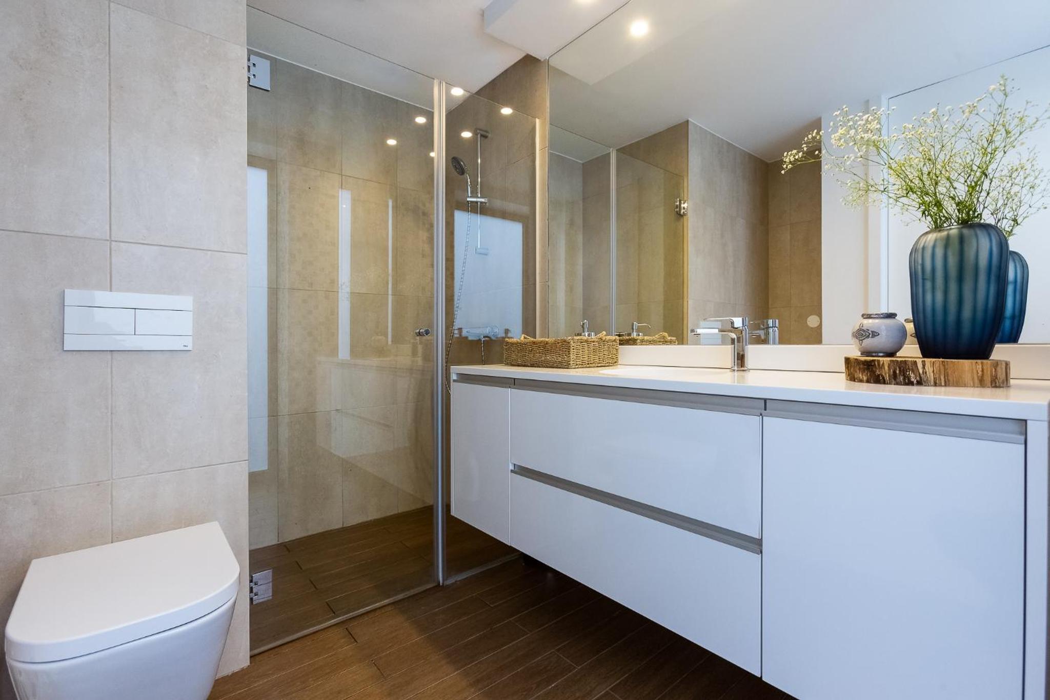 Suite with inside View - Photo 4