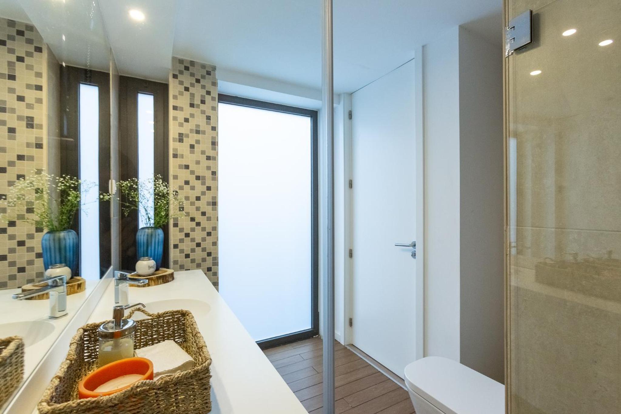 Suite with inside View - Photo 5