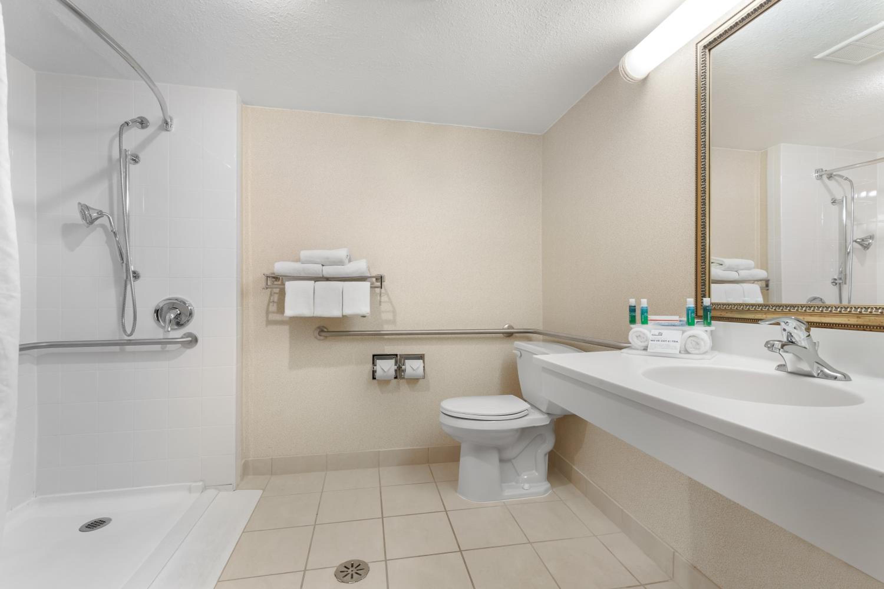 Standard Queen Room with Communications Accessible Roll-In Shower - Photo 2