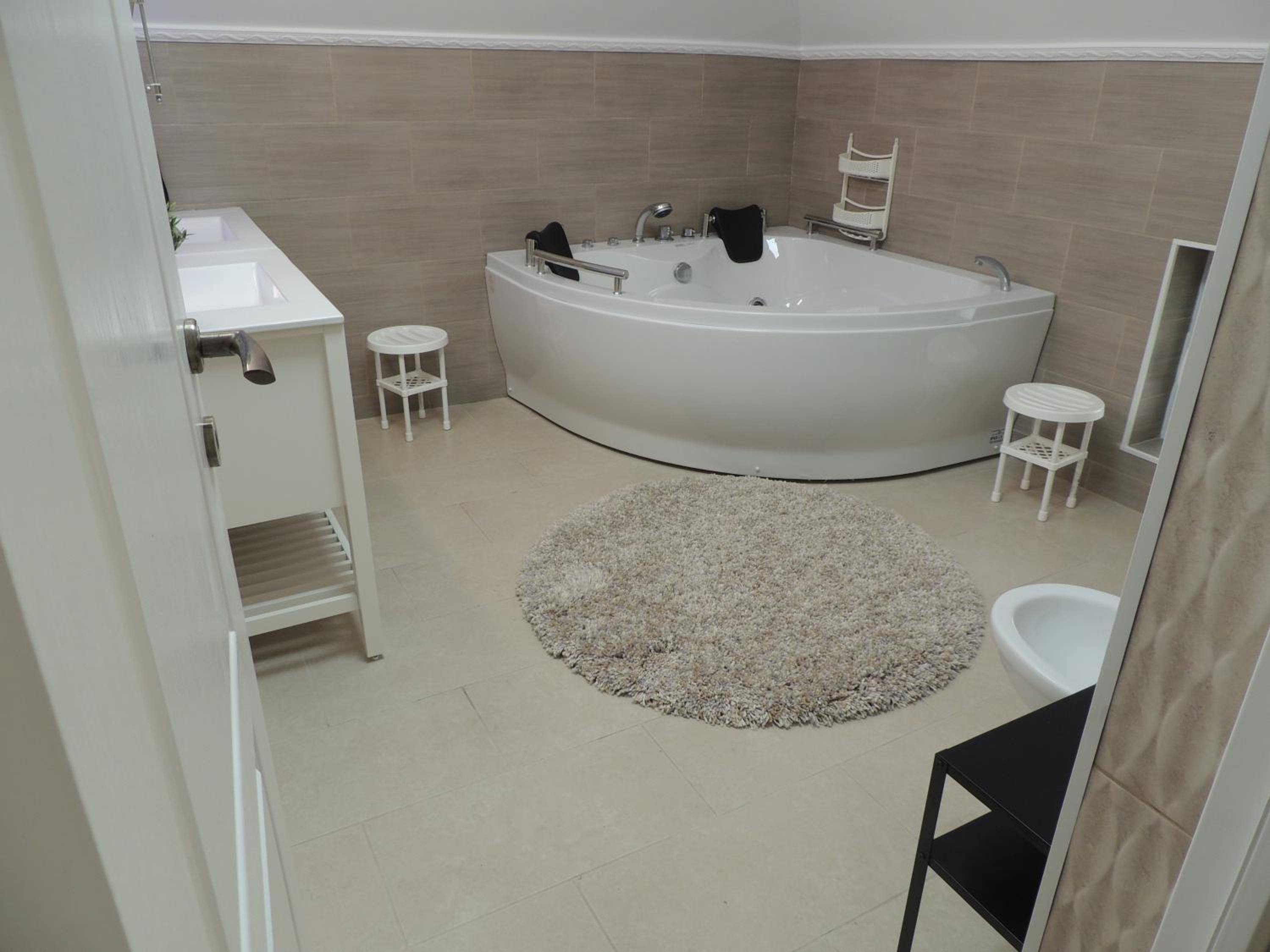 Double Room with Balcony - Photo 4