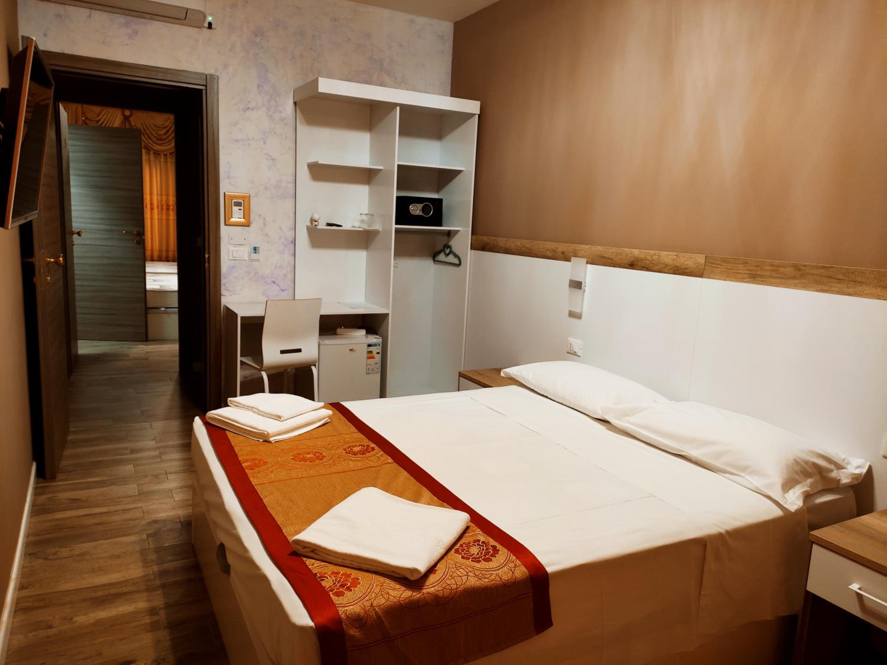 Double Room with Private Bathroom - Photo 7