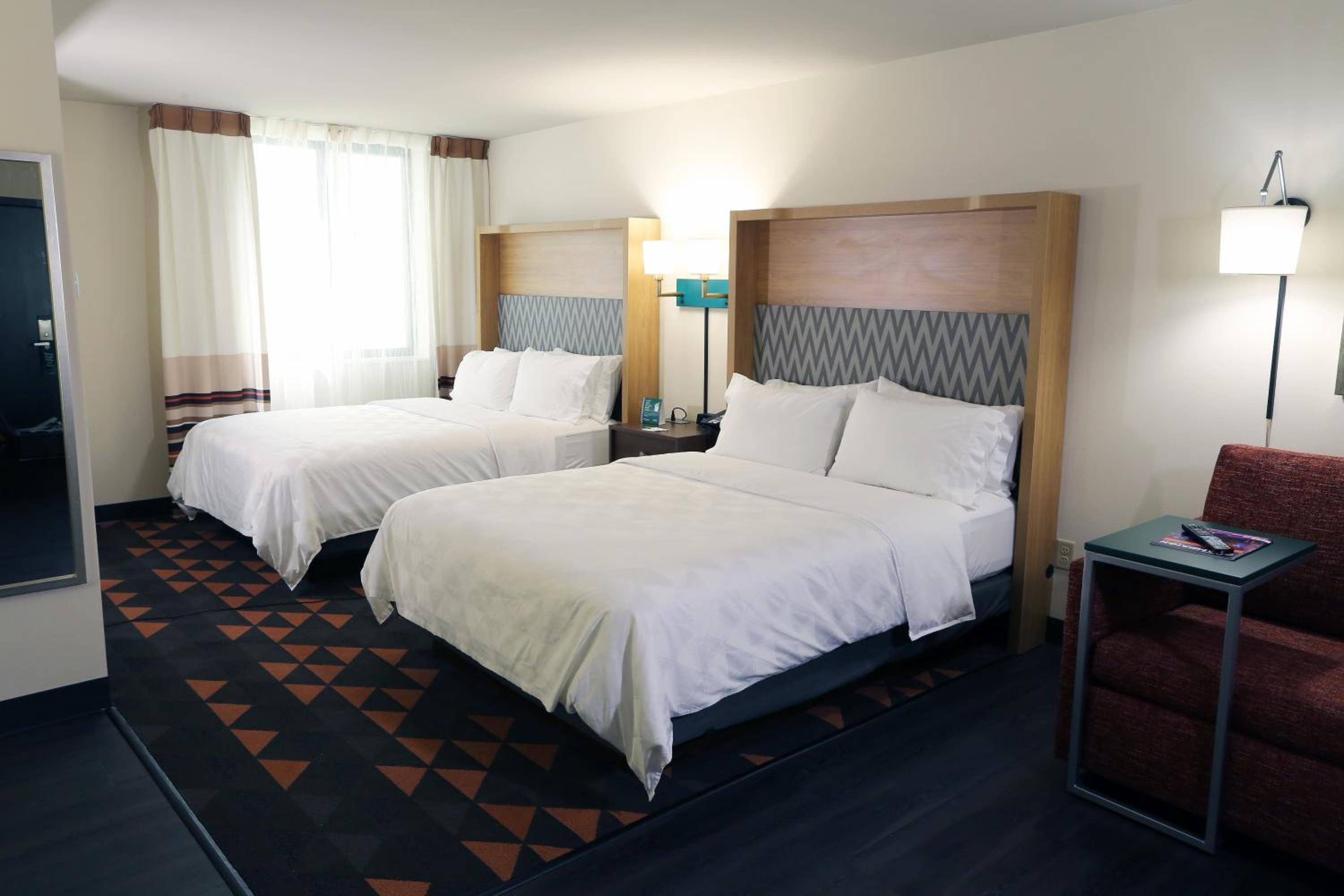 Standard Queen Room with Two Queen Beds - Photo 4