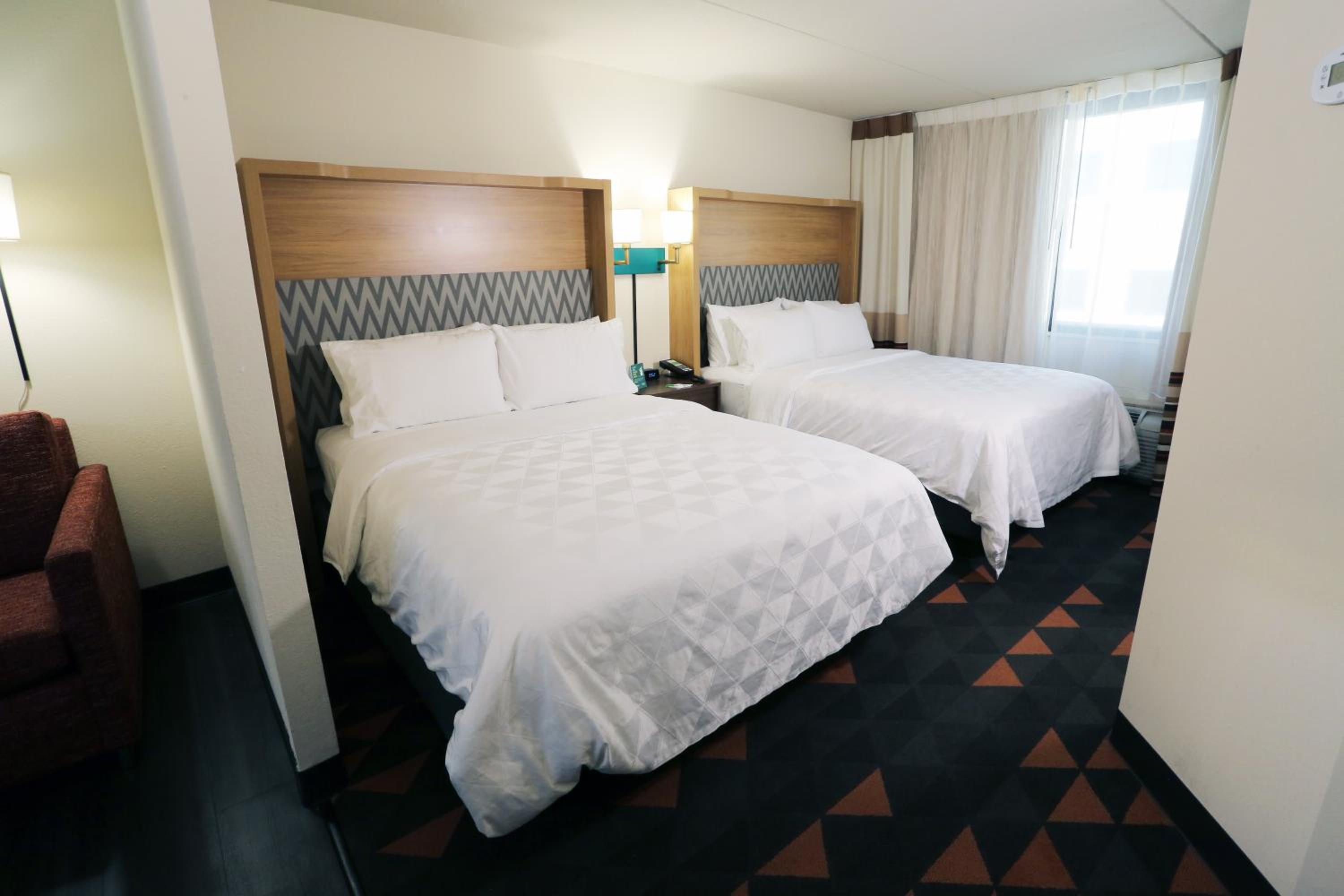 Standard Queen Room with Two Queen Beds - Photo 2