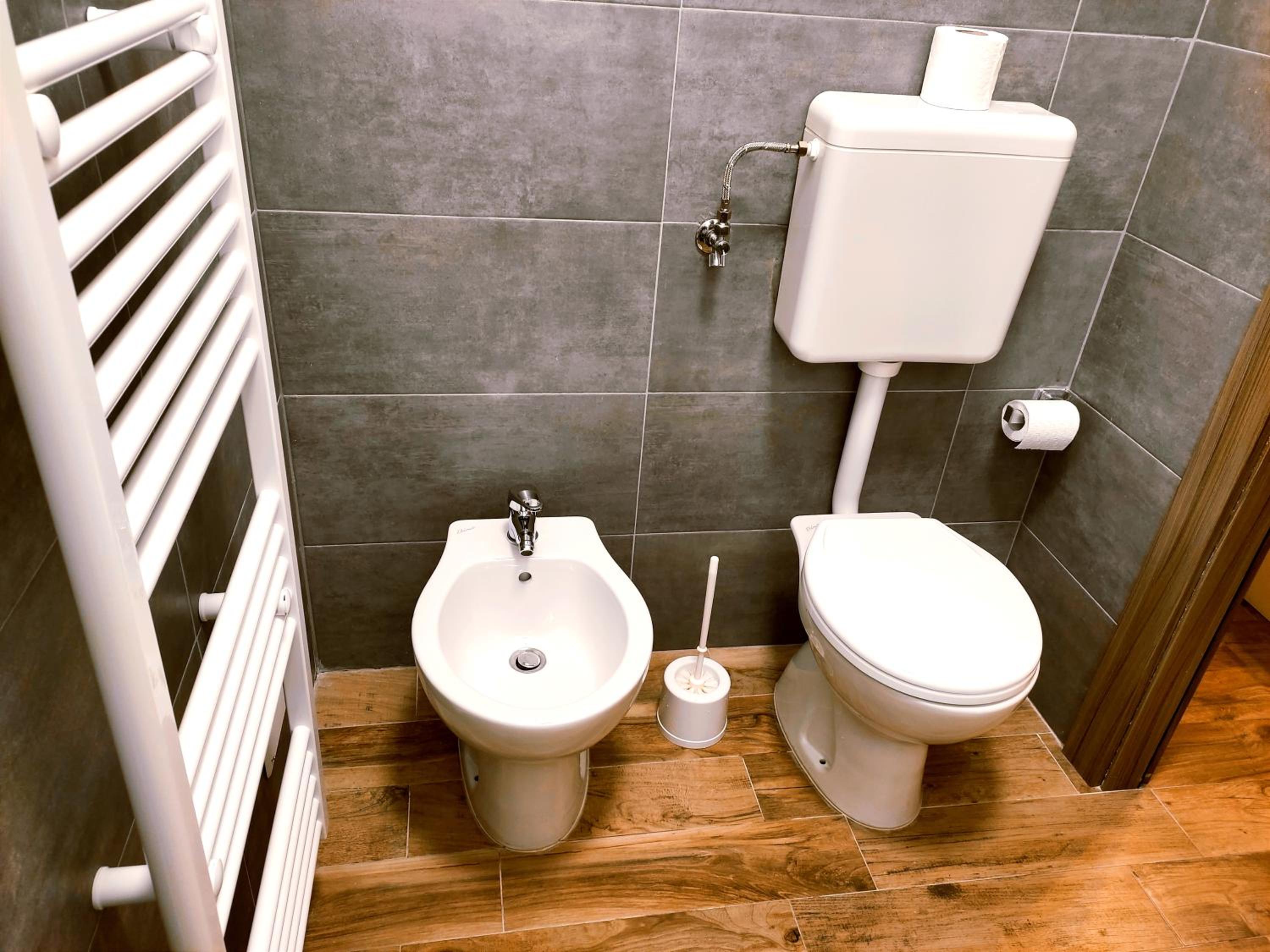 Double Room with Private Bathroom - Photo 9
