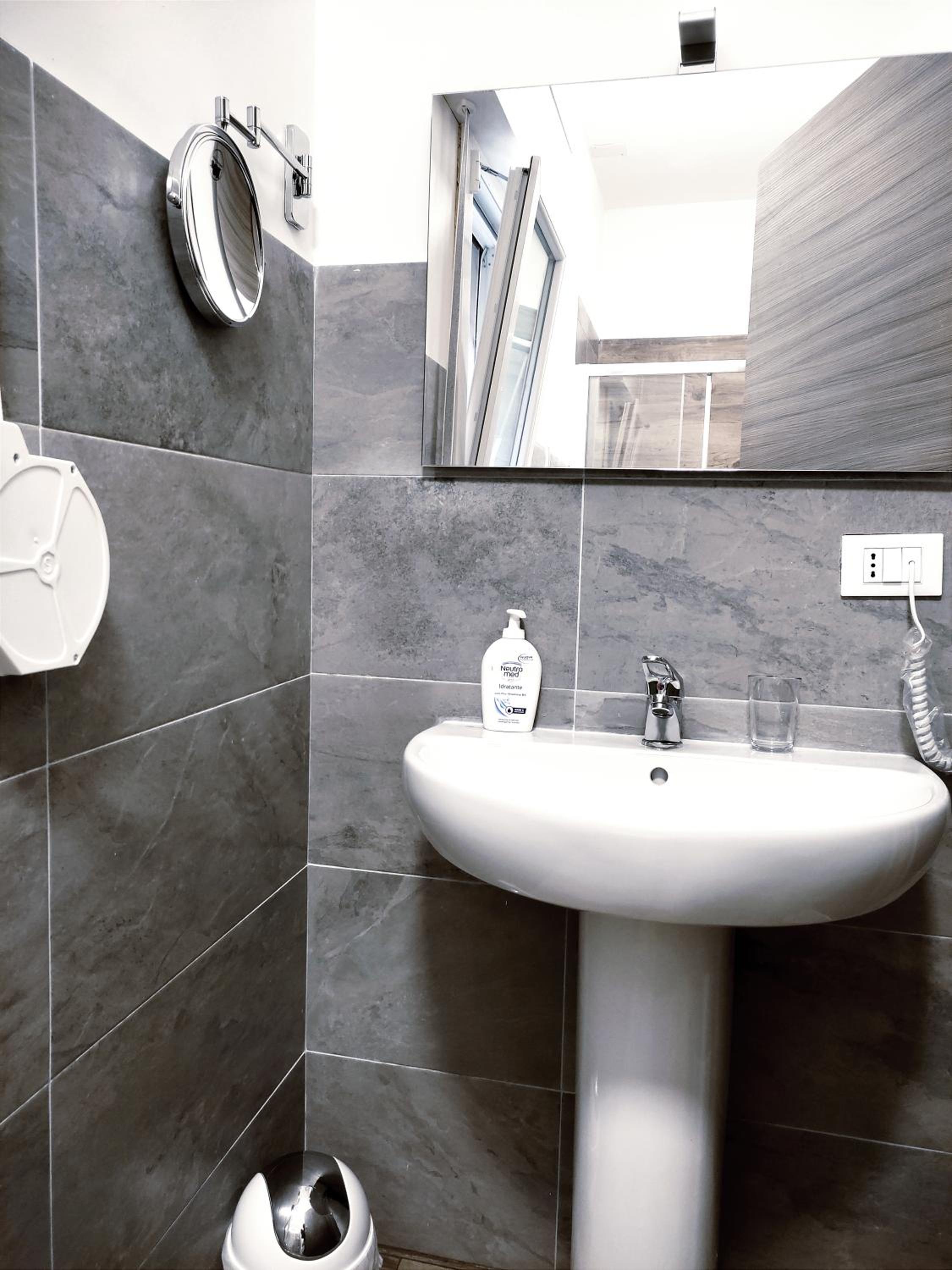 Double Room with Private Bathroom - Photo 8