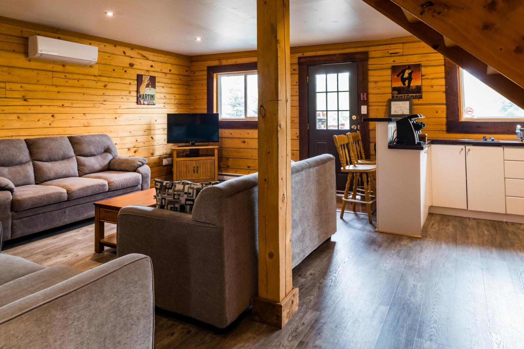 Six-Bedroom House - Photo 3