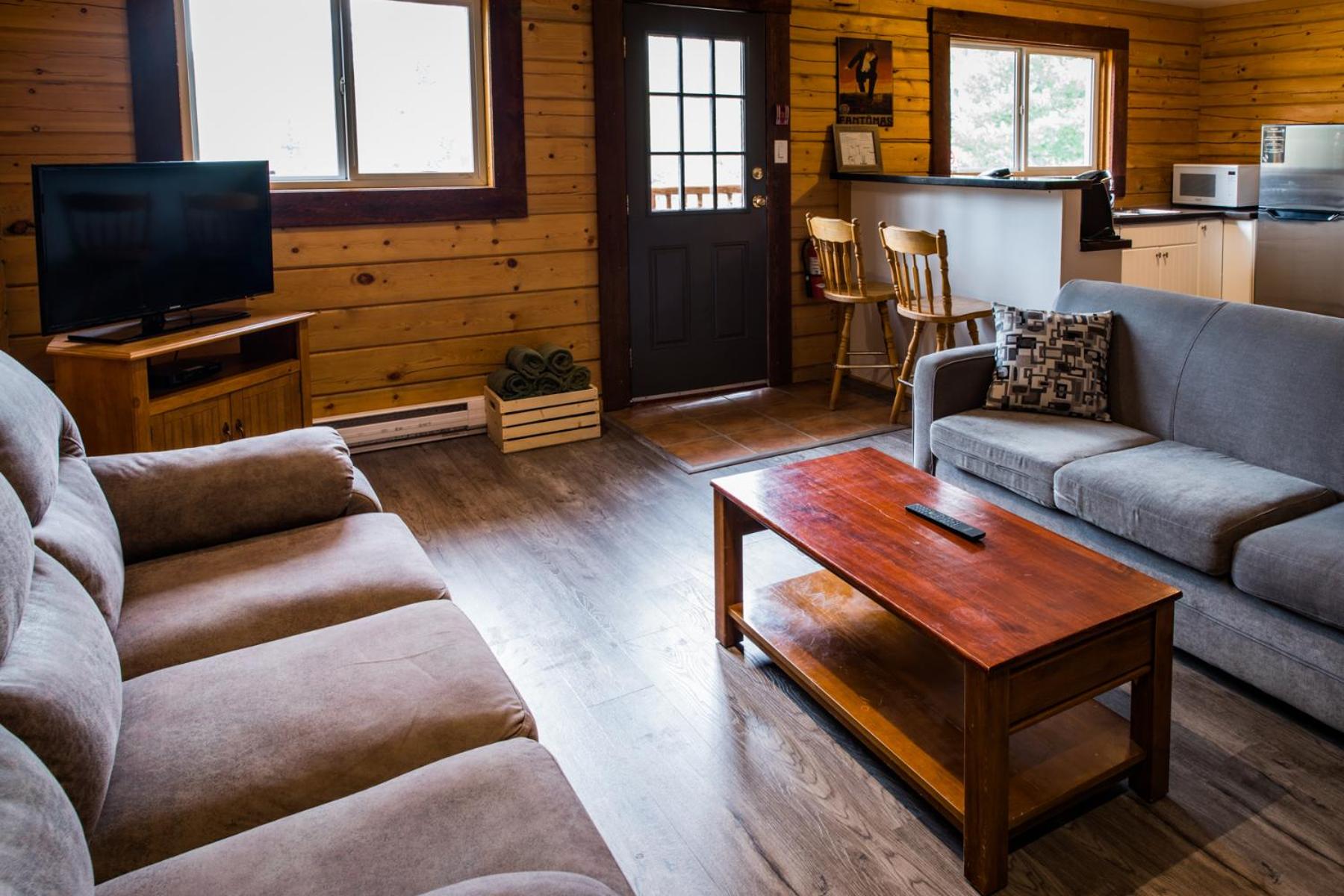 Six-Bedroom House - Photo 4