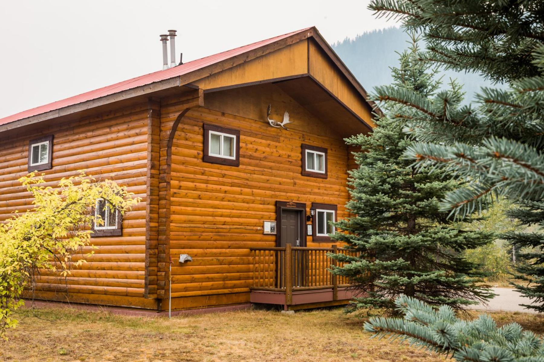Six-Bedroom House - Photo 6