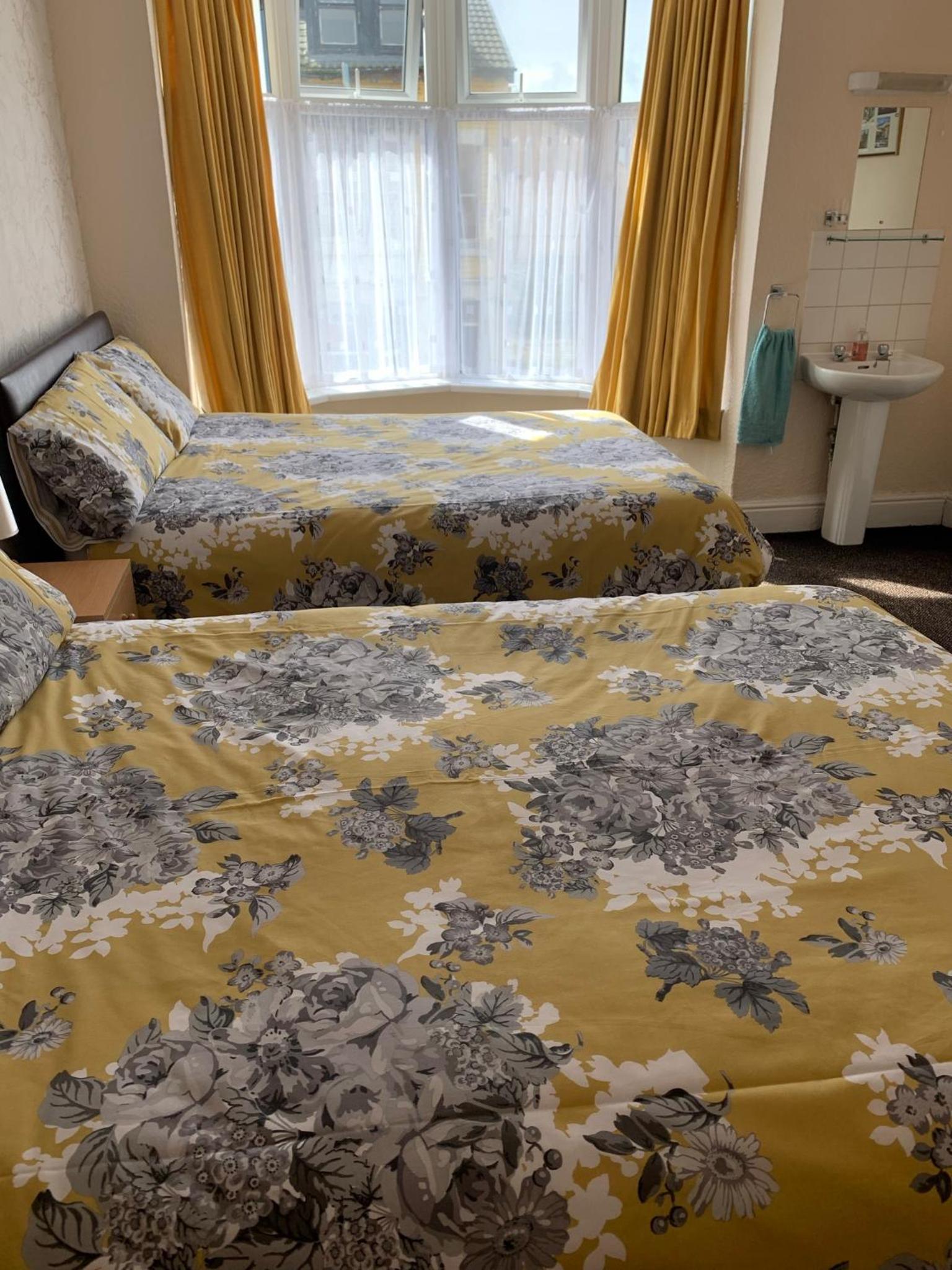 Family Room (2 Adults + 2 Children)