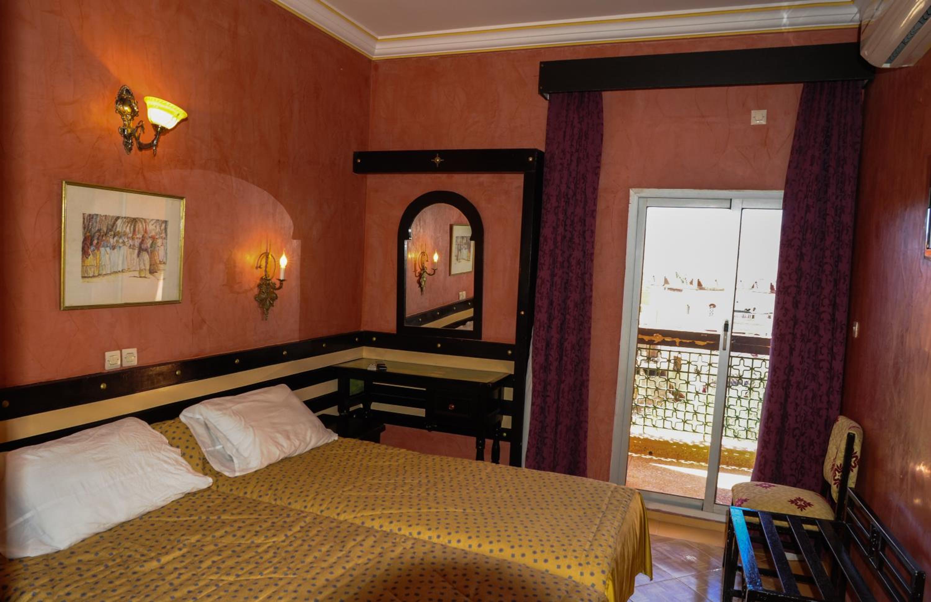 Single Room with Bathroom photo 2