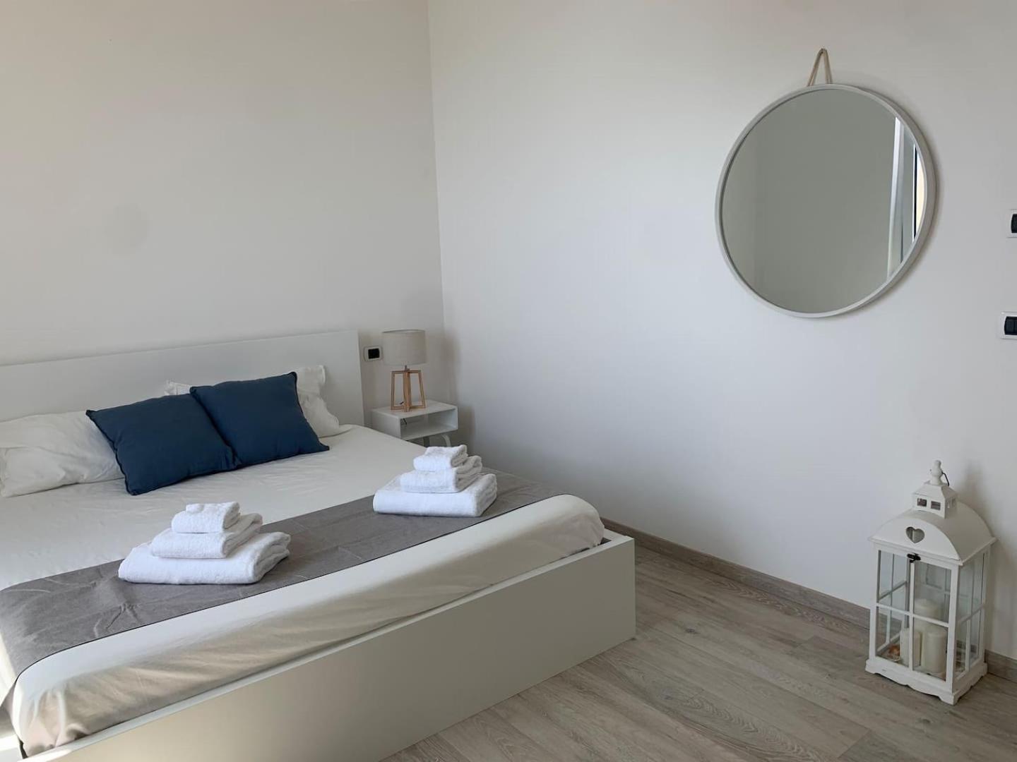 Two-Bedroom House - Photo 2