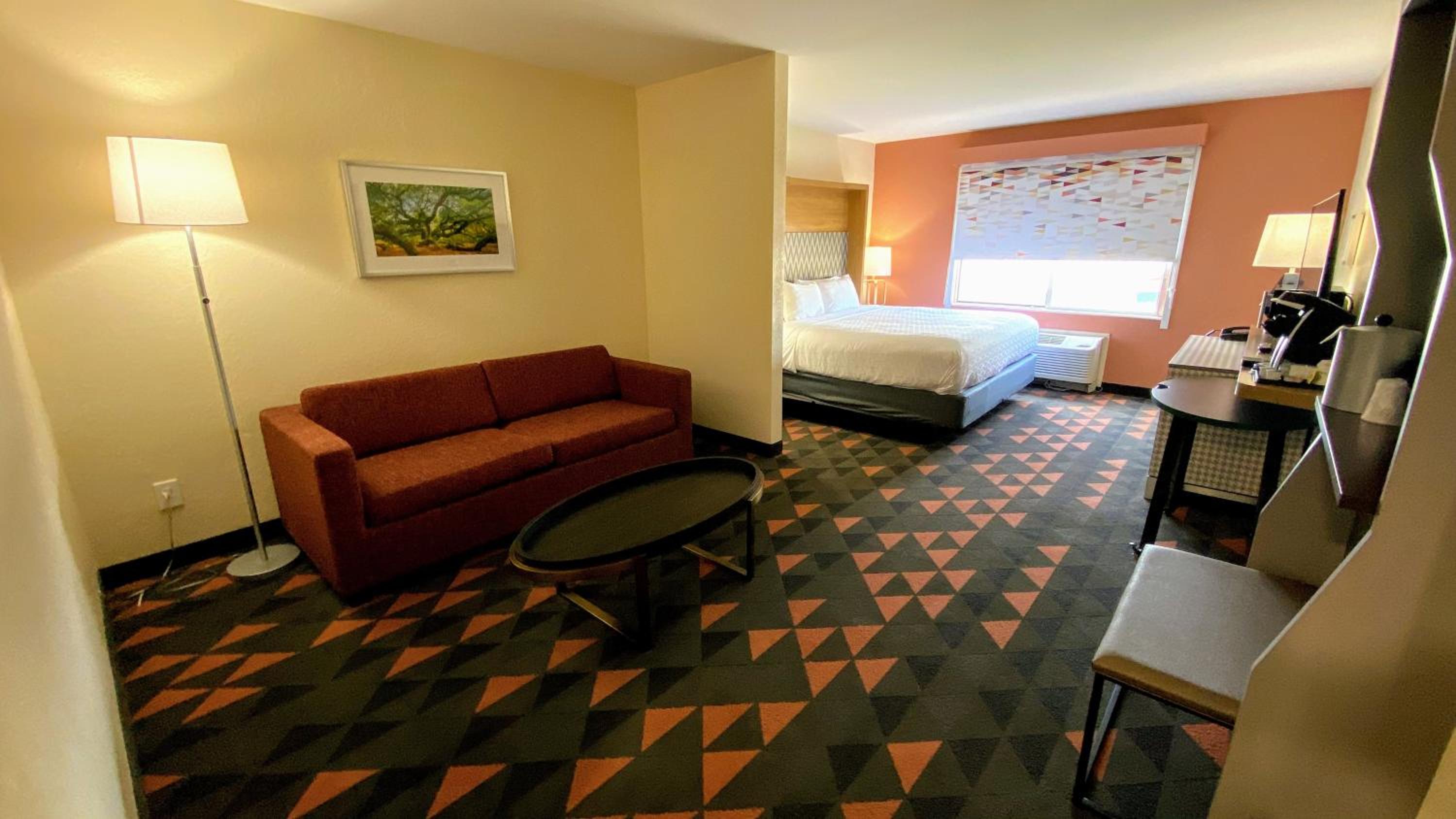 Premium King Room - Photo 4