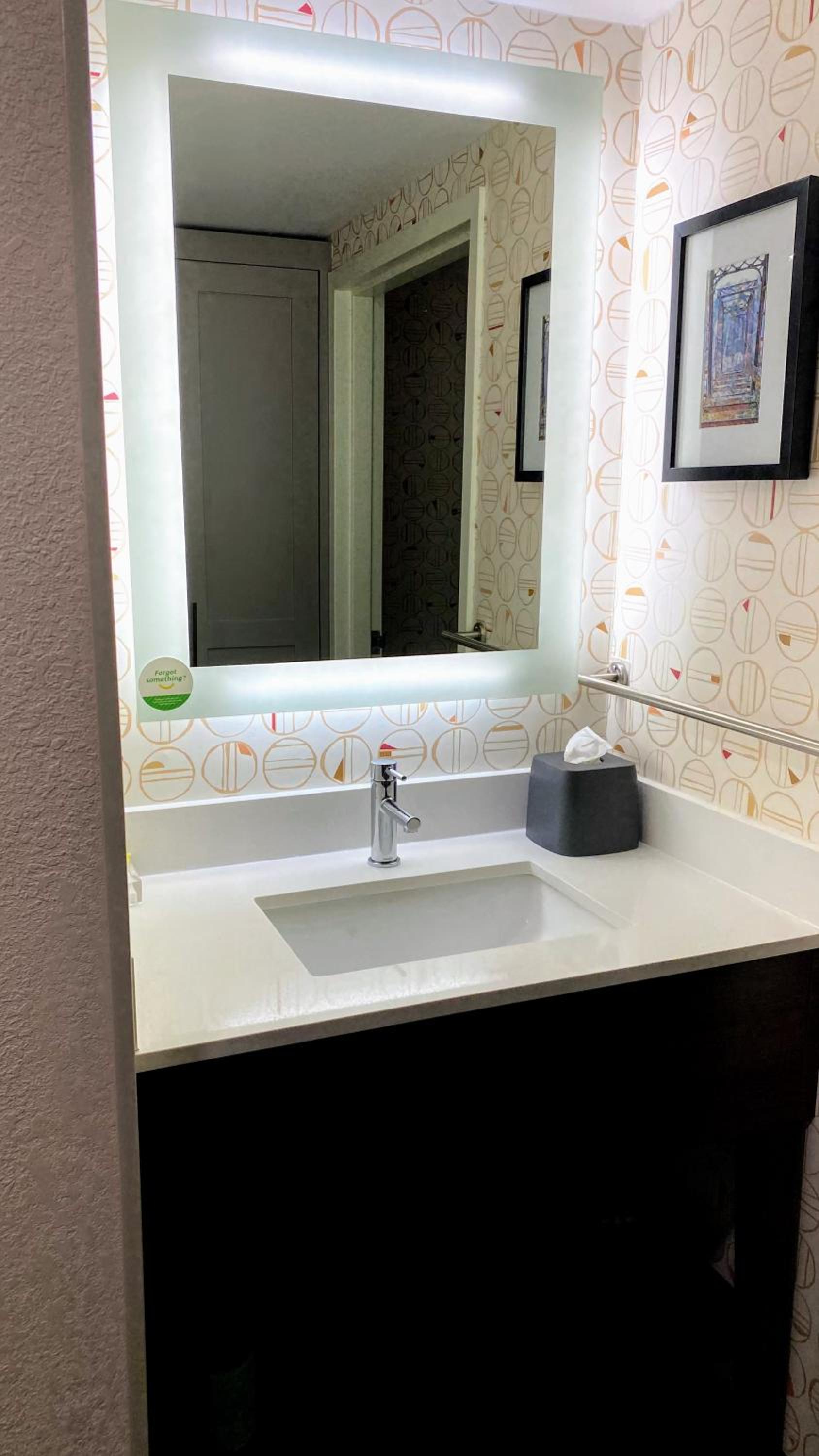 Premium King Room - Photo 8