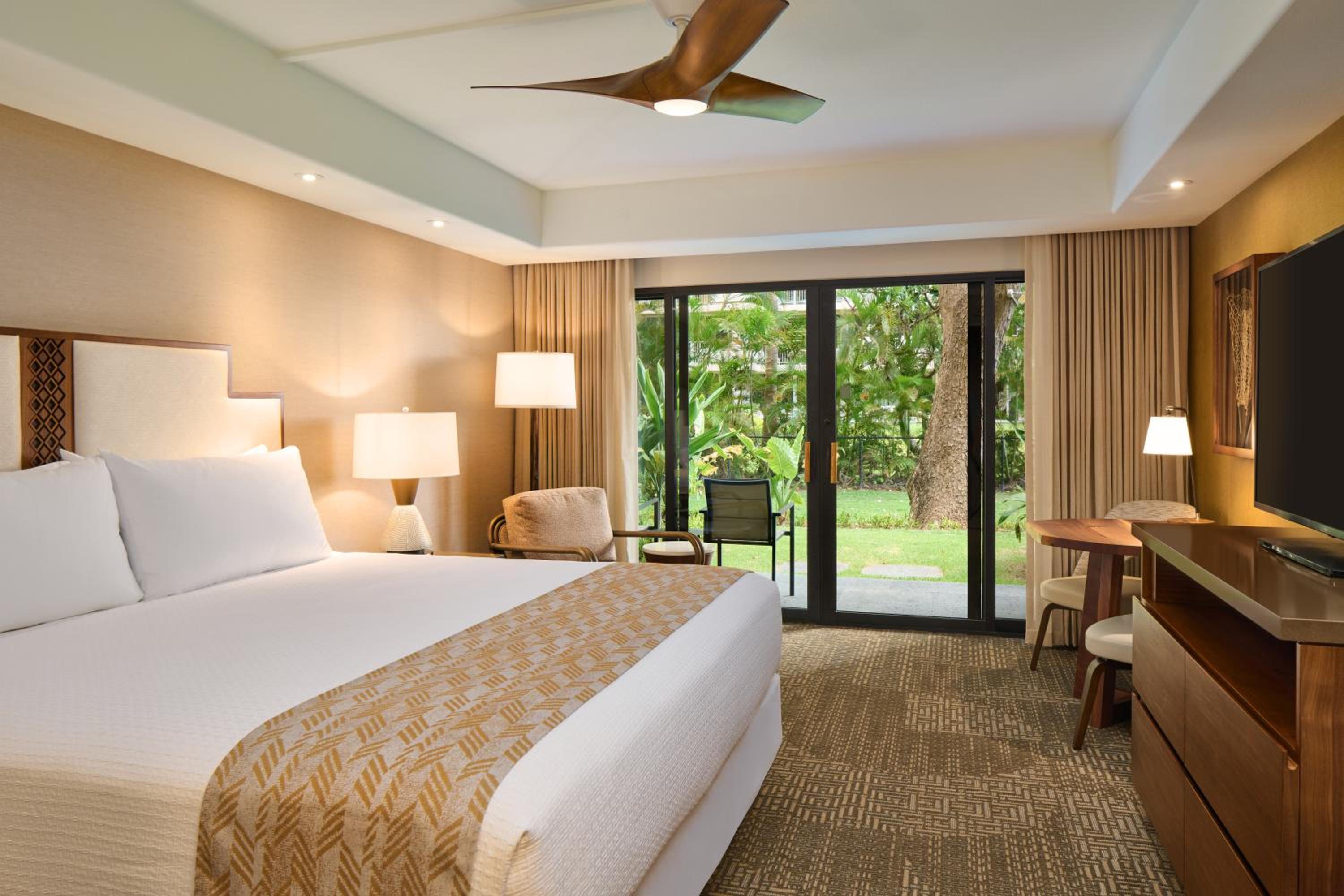 Premium Resort View 1 King Bed thumbnail 6