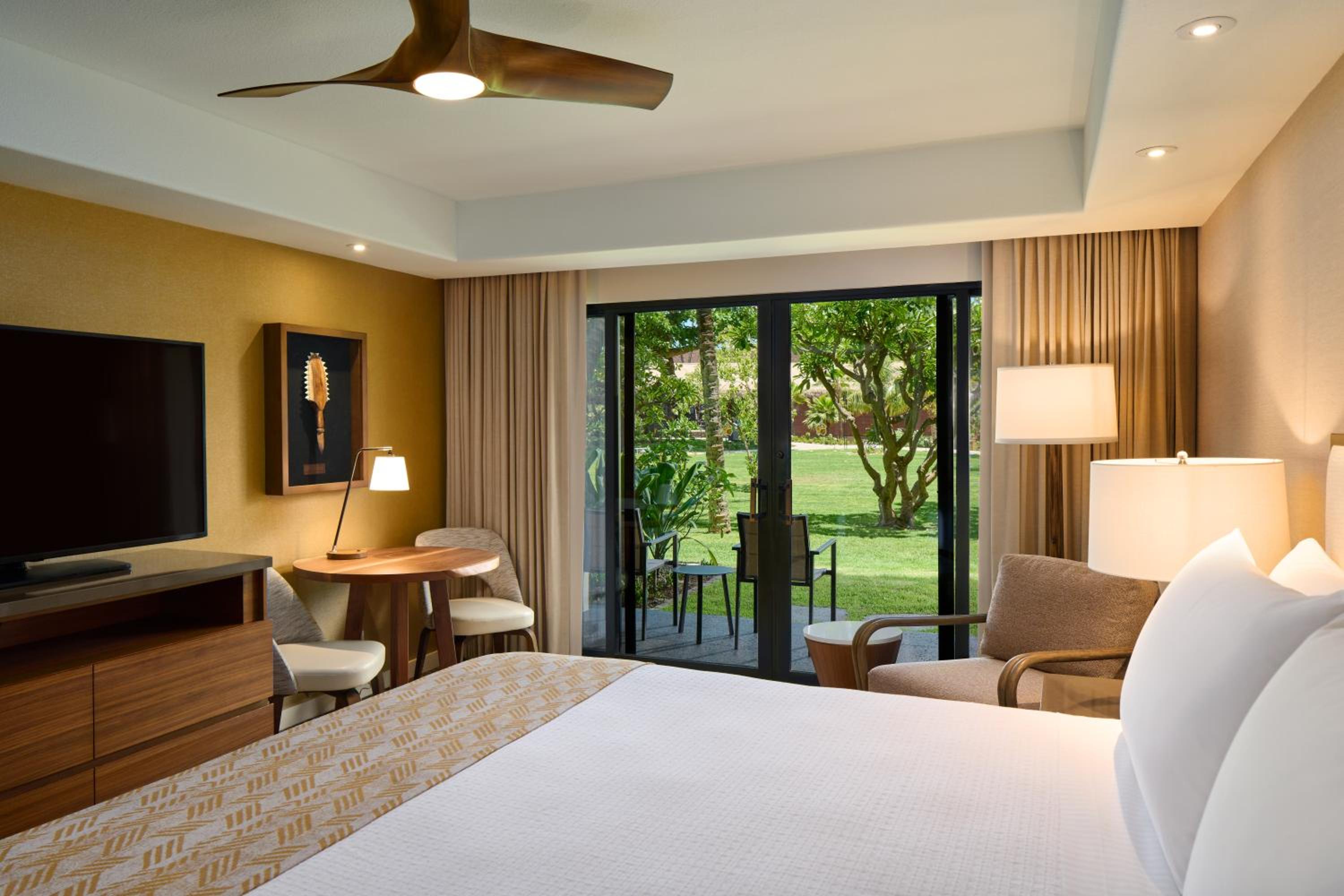 Premium Courtyard View 1 King Bed thumbnail 5