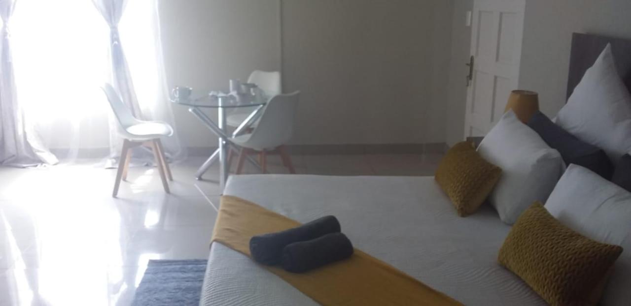 Double Room with Private Bathroom - Photo 9