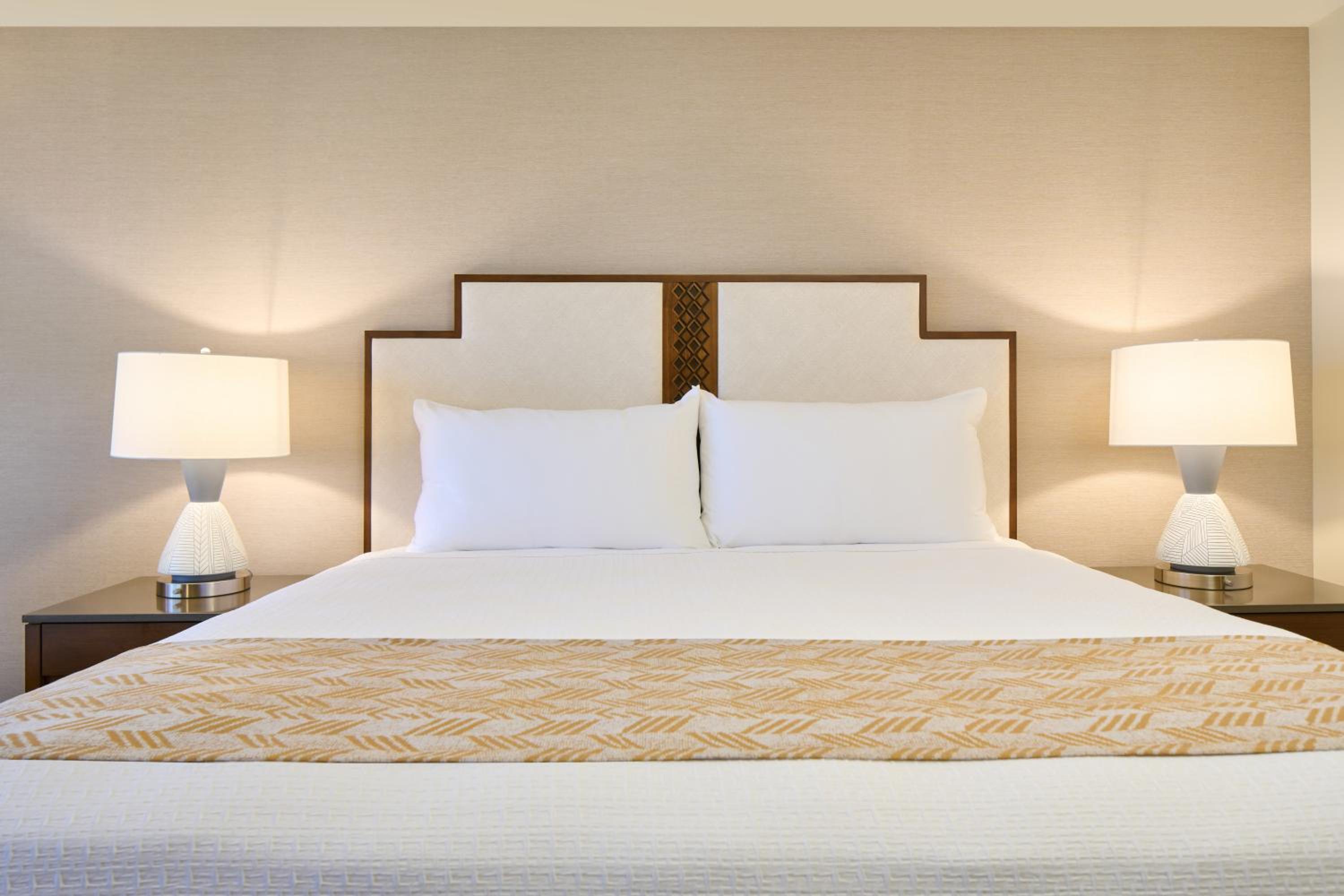 Premium Courtyard View 1 King Bed