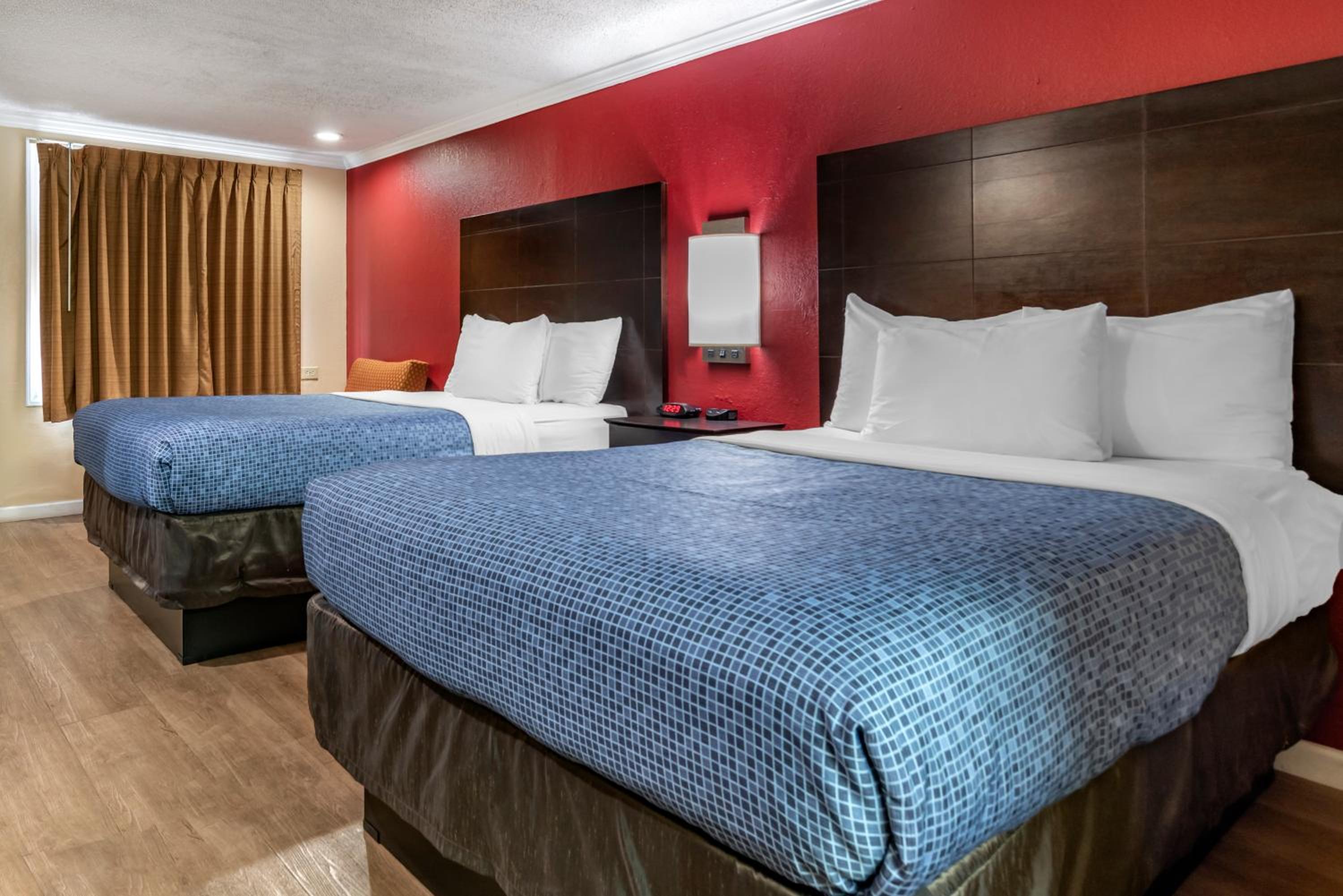 Standard Double Room with Two Double Beds- Smoking - Photo 3