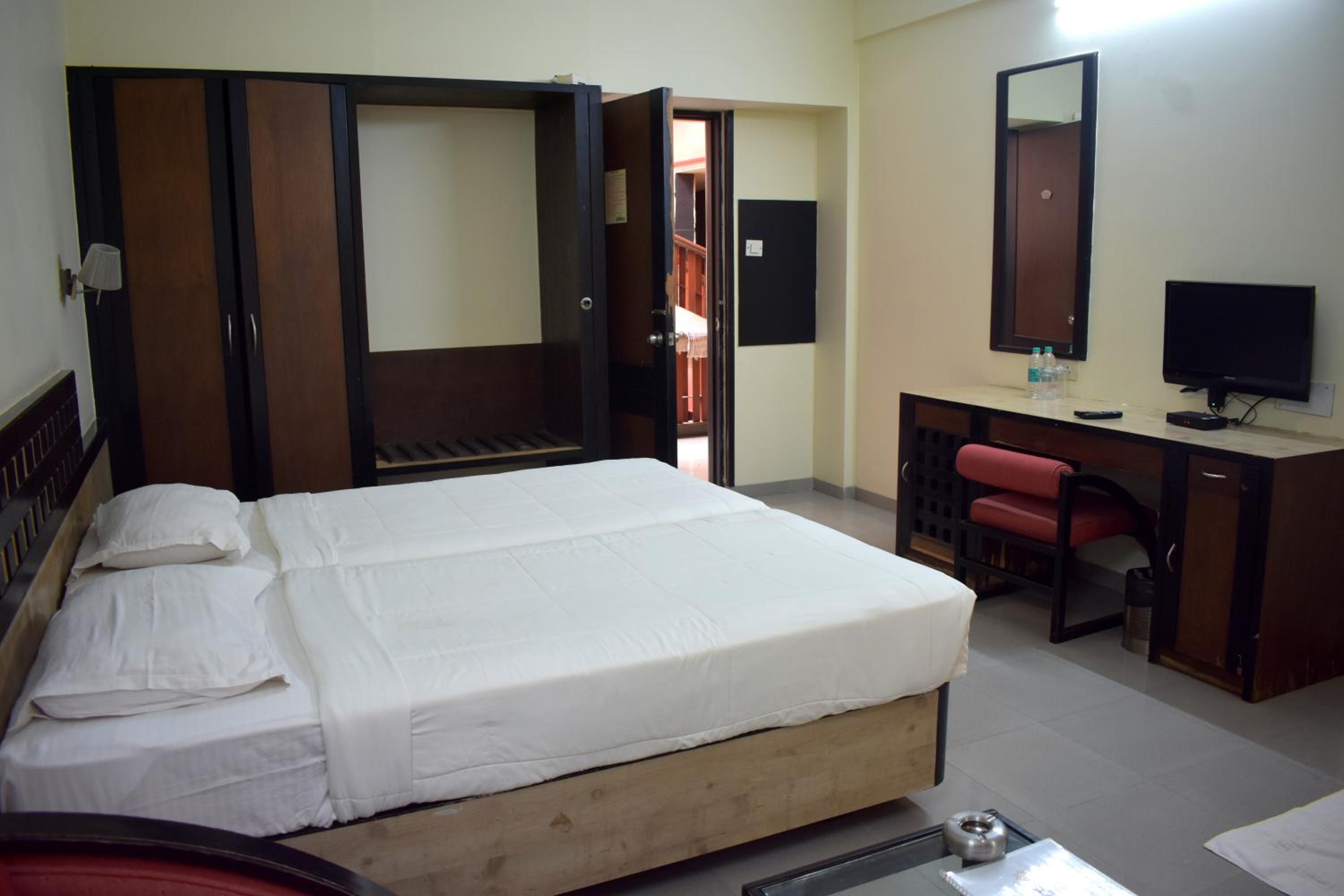 Twin Room - Photo 2