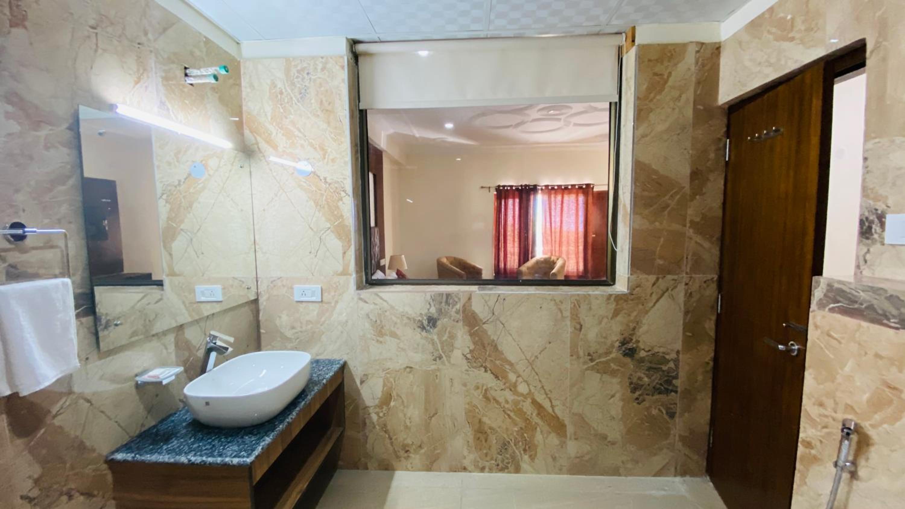 Deluxe Double Room with Balcony photo 1