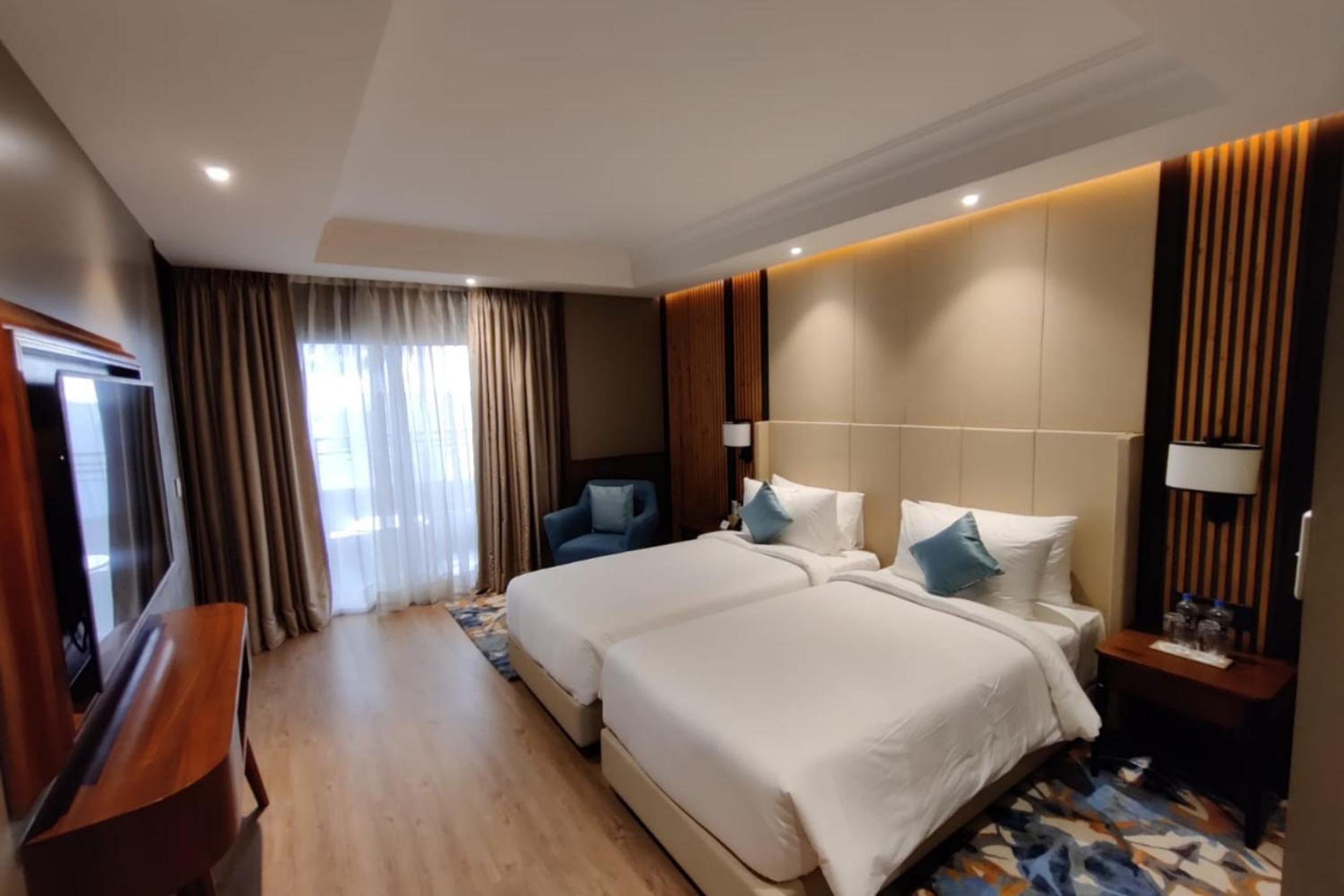 Deluxe Room with Balcony and Club Access - Photo 5