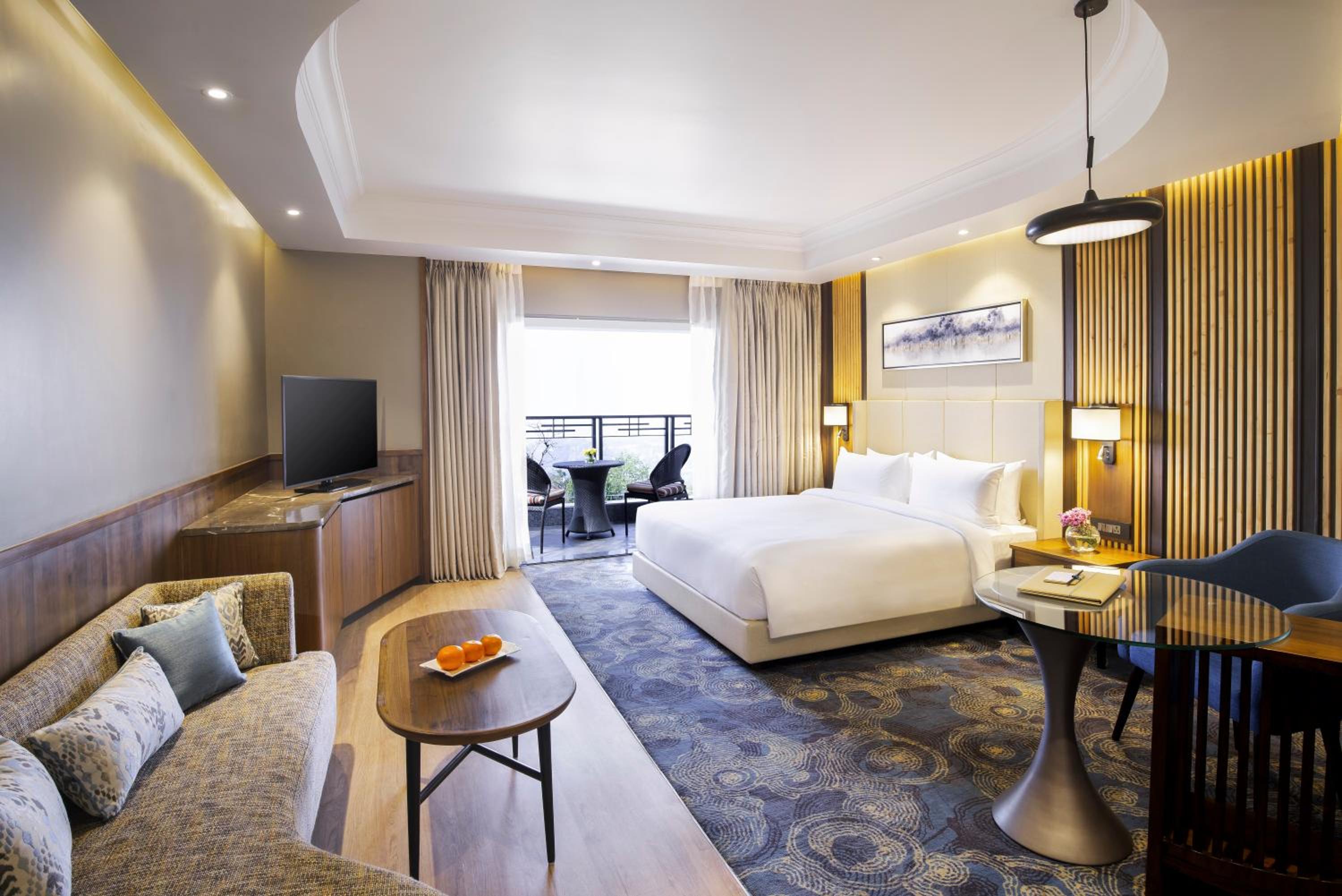 Deluxe Room with Balcony and Club Access - Photo 4