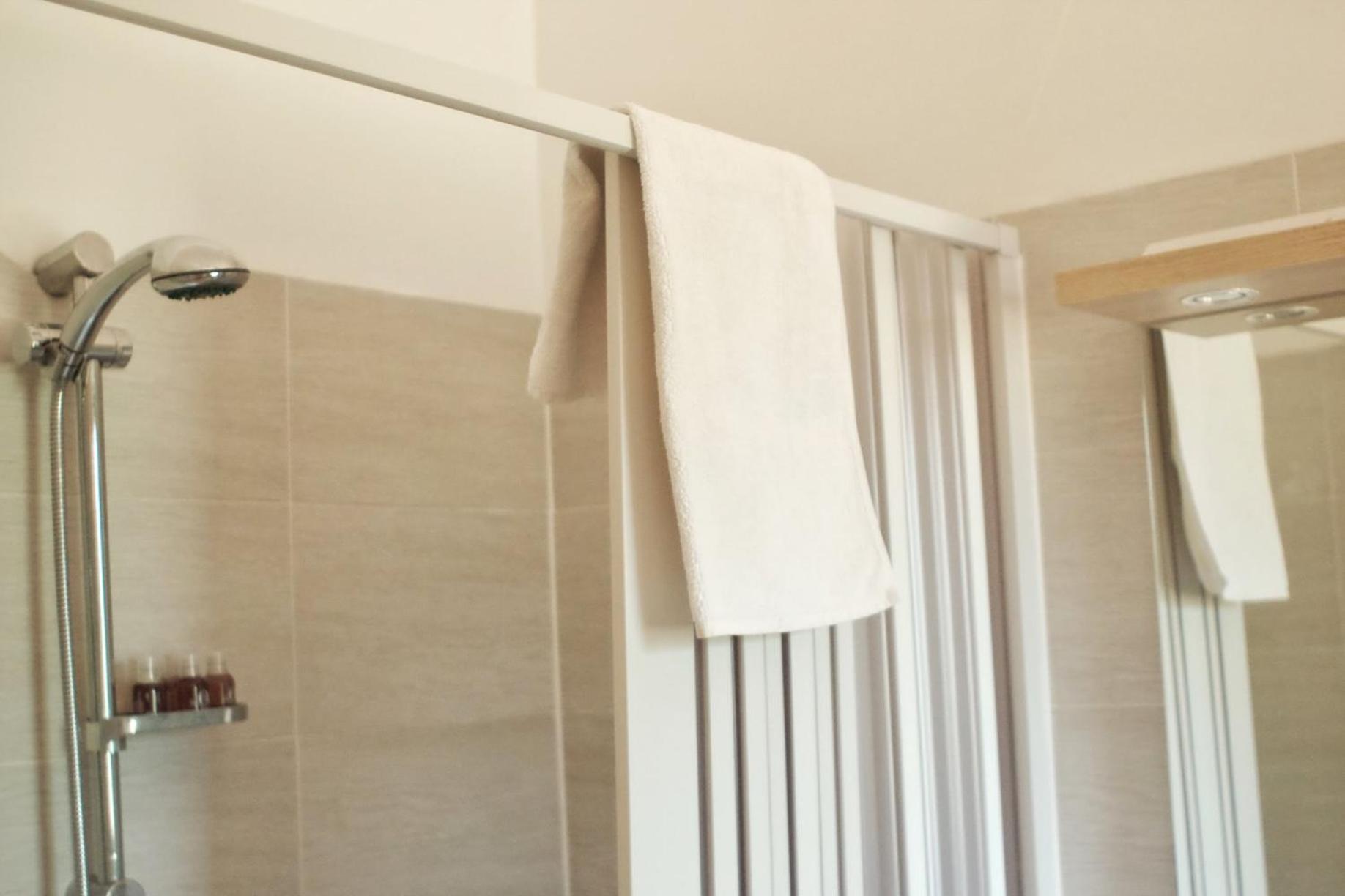 Single Room with Private Bathroom photo 3