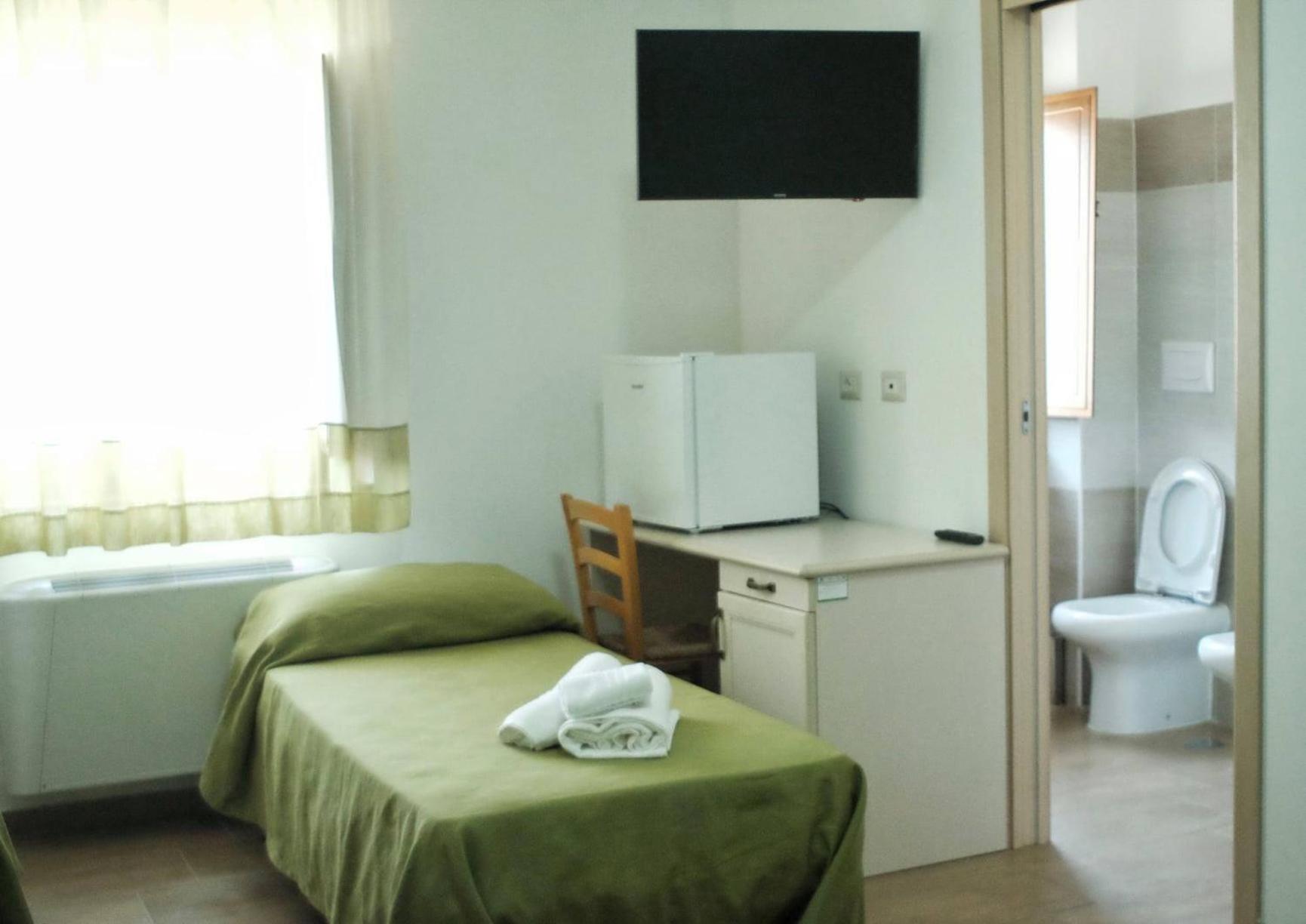 Single Room with Private Bathroom photo 1