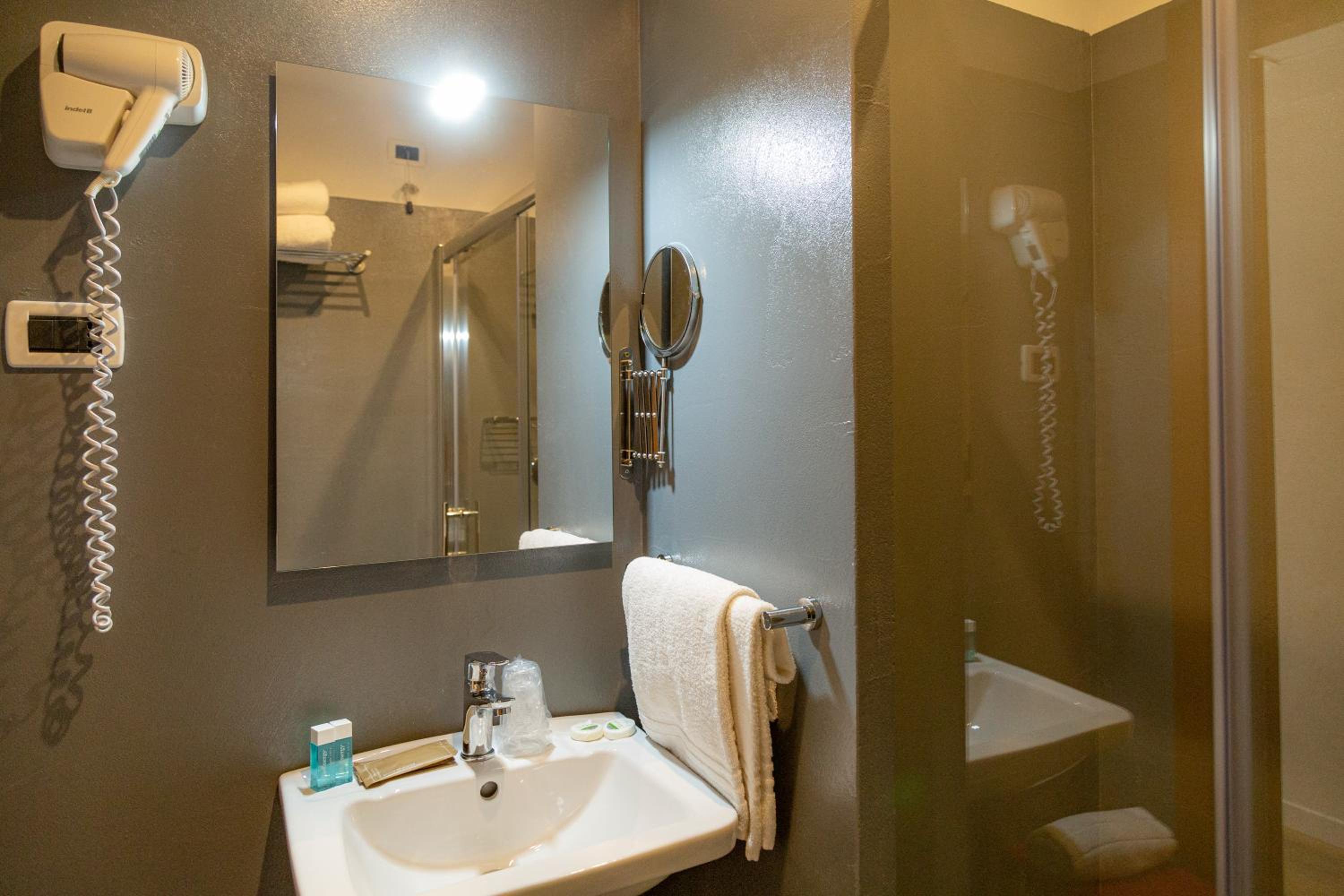 Double Or Twin Room - Photo 4