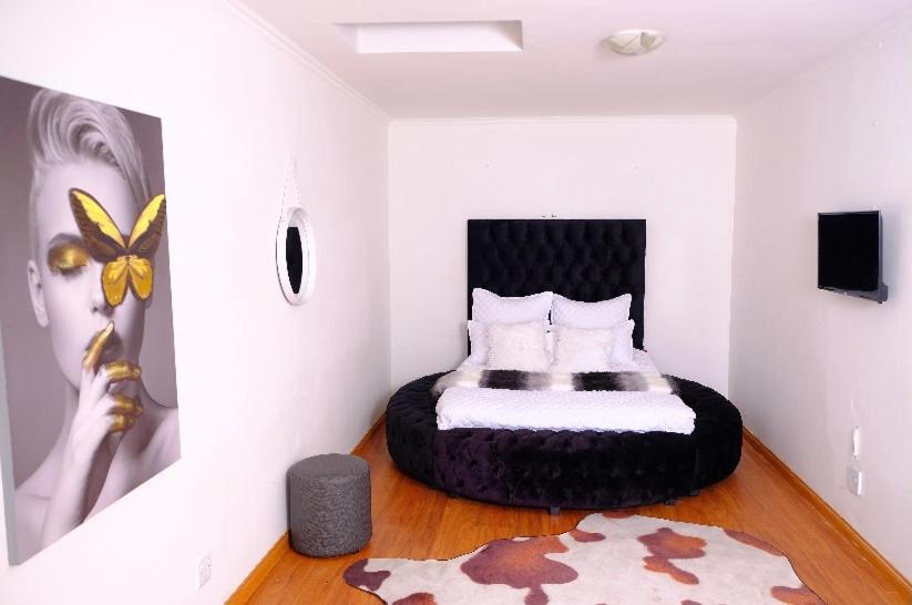 Deluxe Queen Suite photo 1