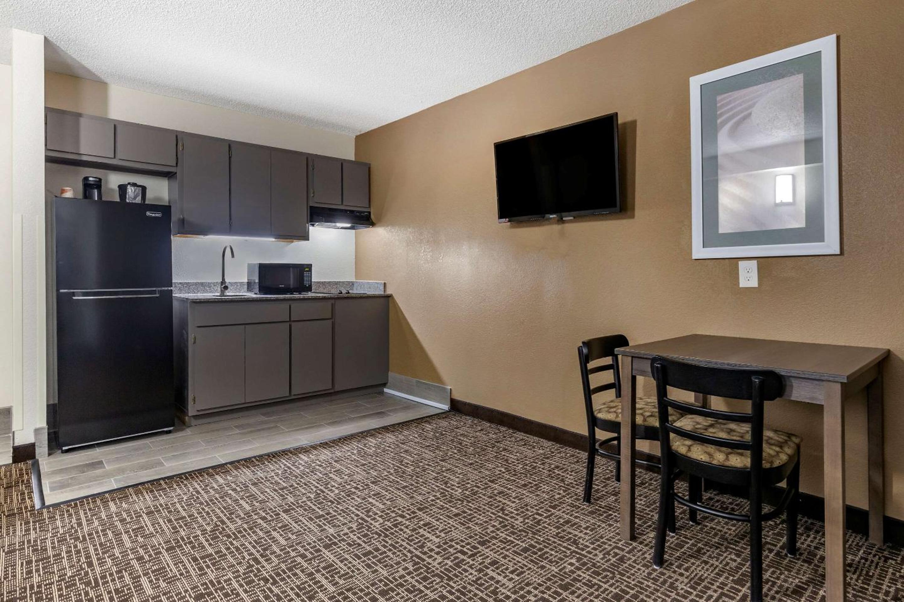 Efficiency Queen Suite -Non Smoking photo 2