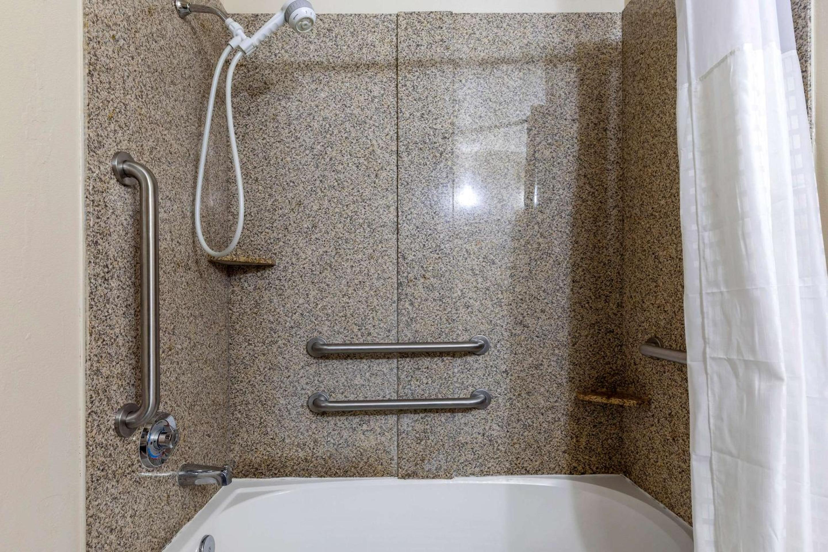 King Suite - Disability Access/Non-Smoking - Photo 7