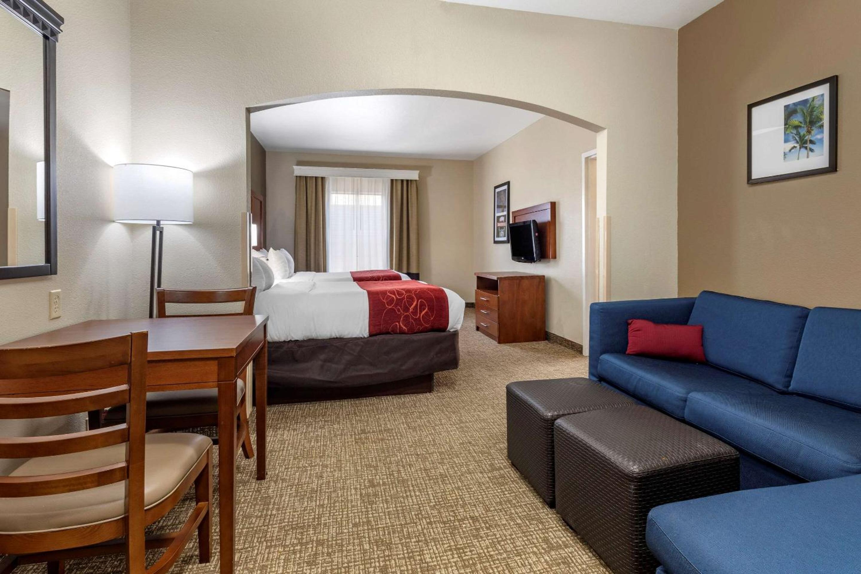 Queen Suite with Two Queen Beds - Non-Smoking - Photo 3