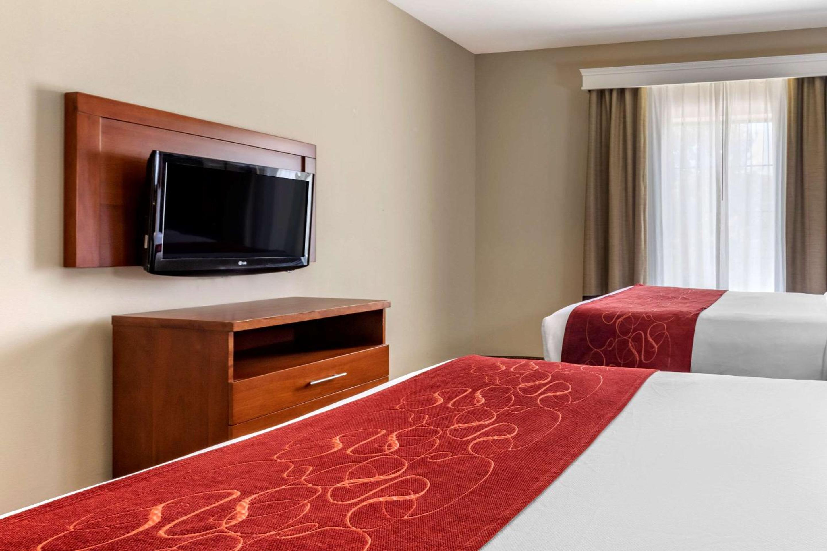 Queen Suite with Two Queen Beds - Non-Smoking - Photo 7