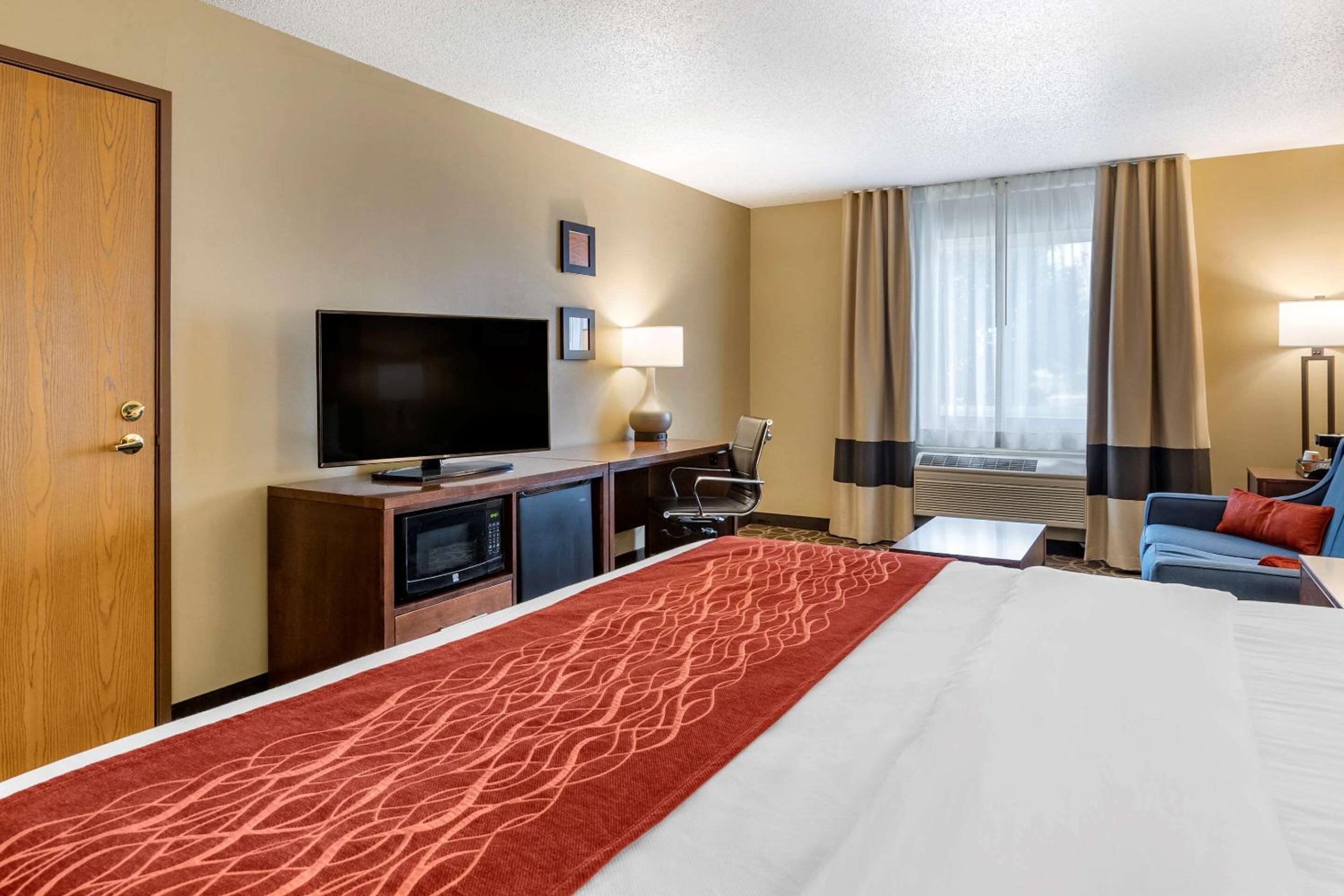 Queen Room with Two Queen Beds - Non-Smoking- Pet Friendly photo 1