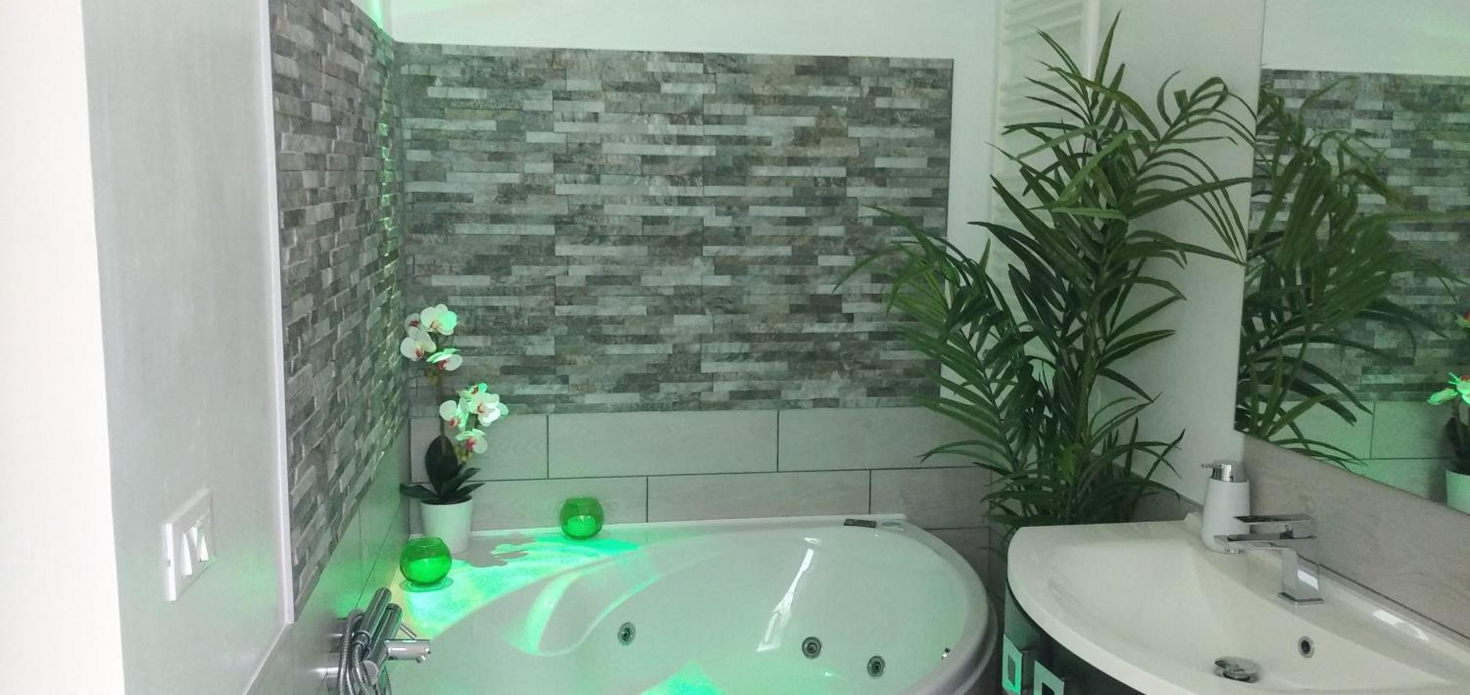 Double Room with Spa Bath - Photo 6