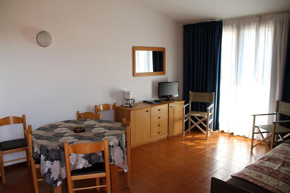 One-Bedroom Apartment (5 Adults)
